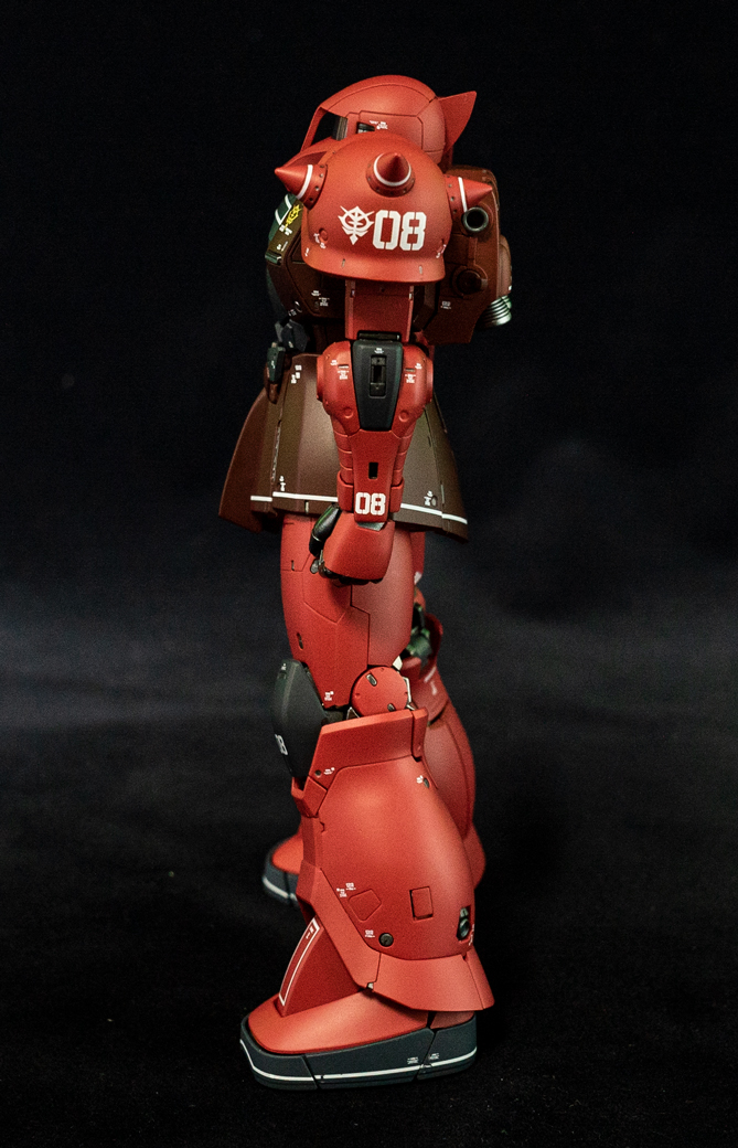 スマートで見応えがあるザクIの全身