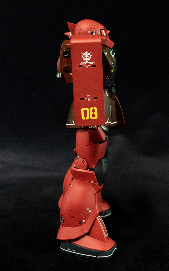 スマートで見応えがあるザクIの全身