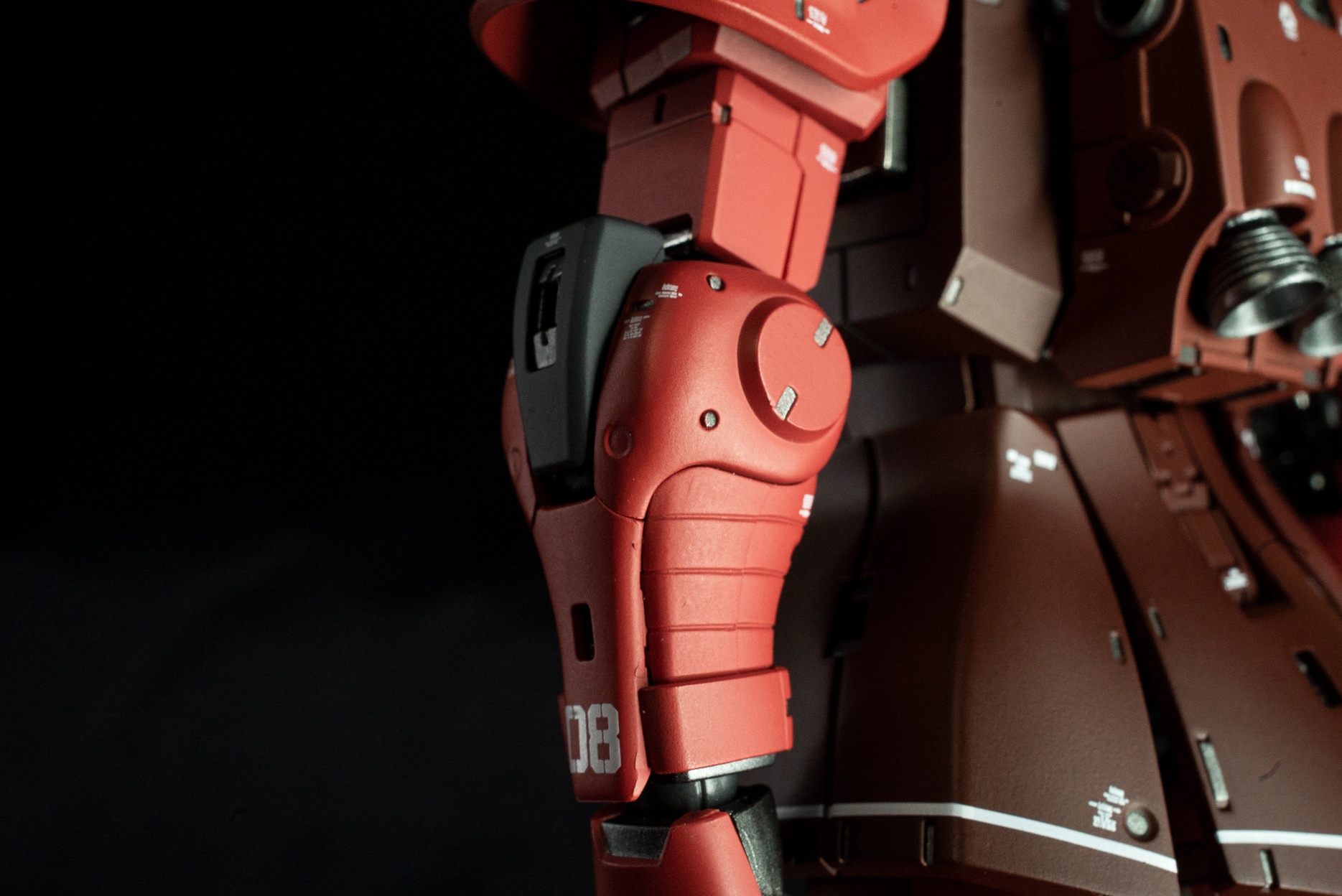 肩アーマーやコクピット、スラスターなど細部をチェックするほどそのディテールに感心させられる