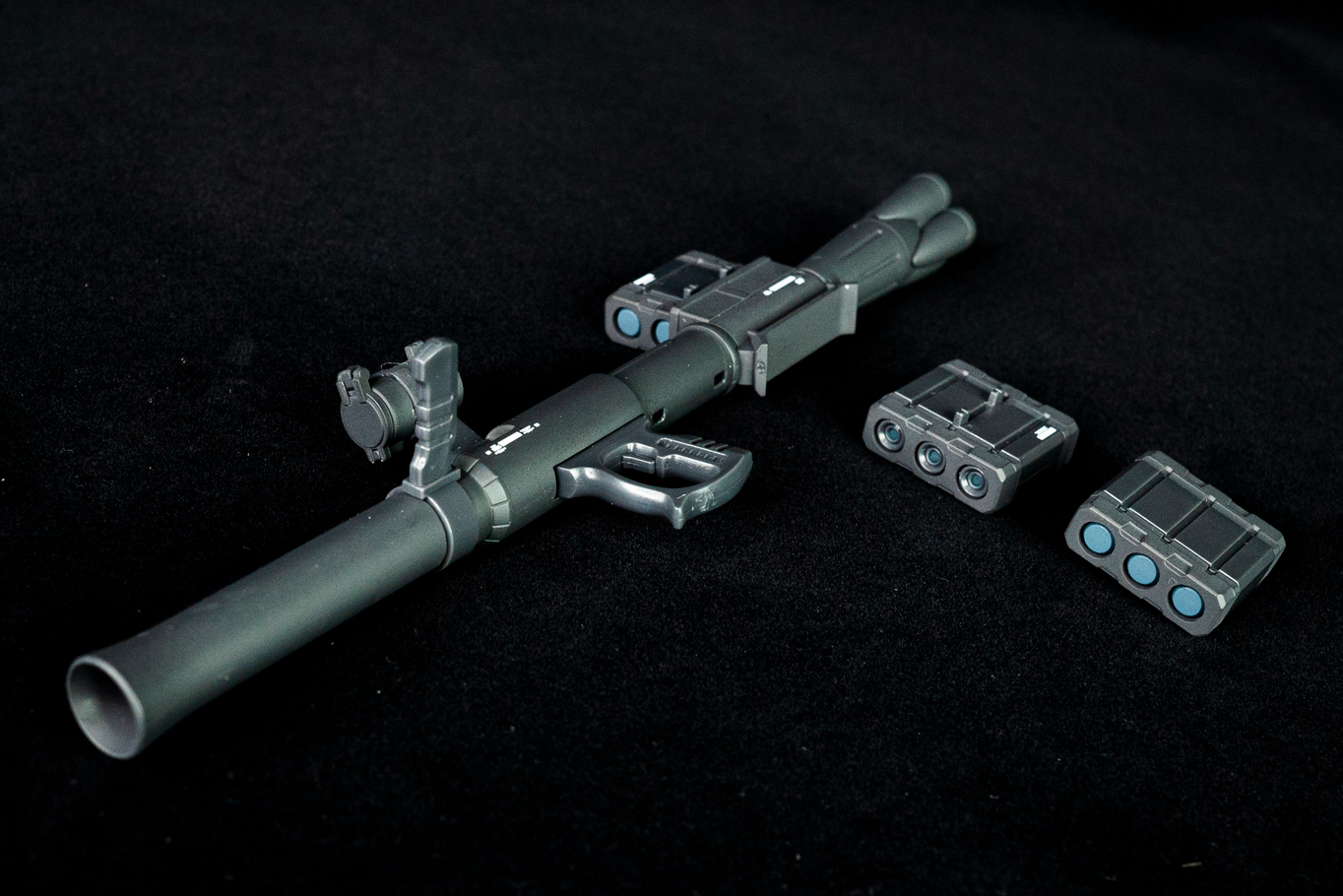 ザク・バズーカは「A1型」と「A2型」のコンパチタイプ。A2型はマガジン式なので、よりリアルなモデルだ