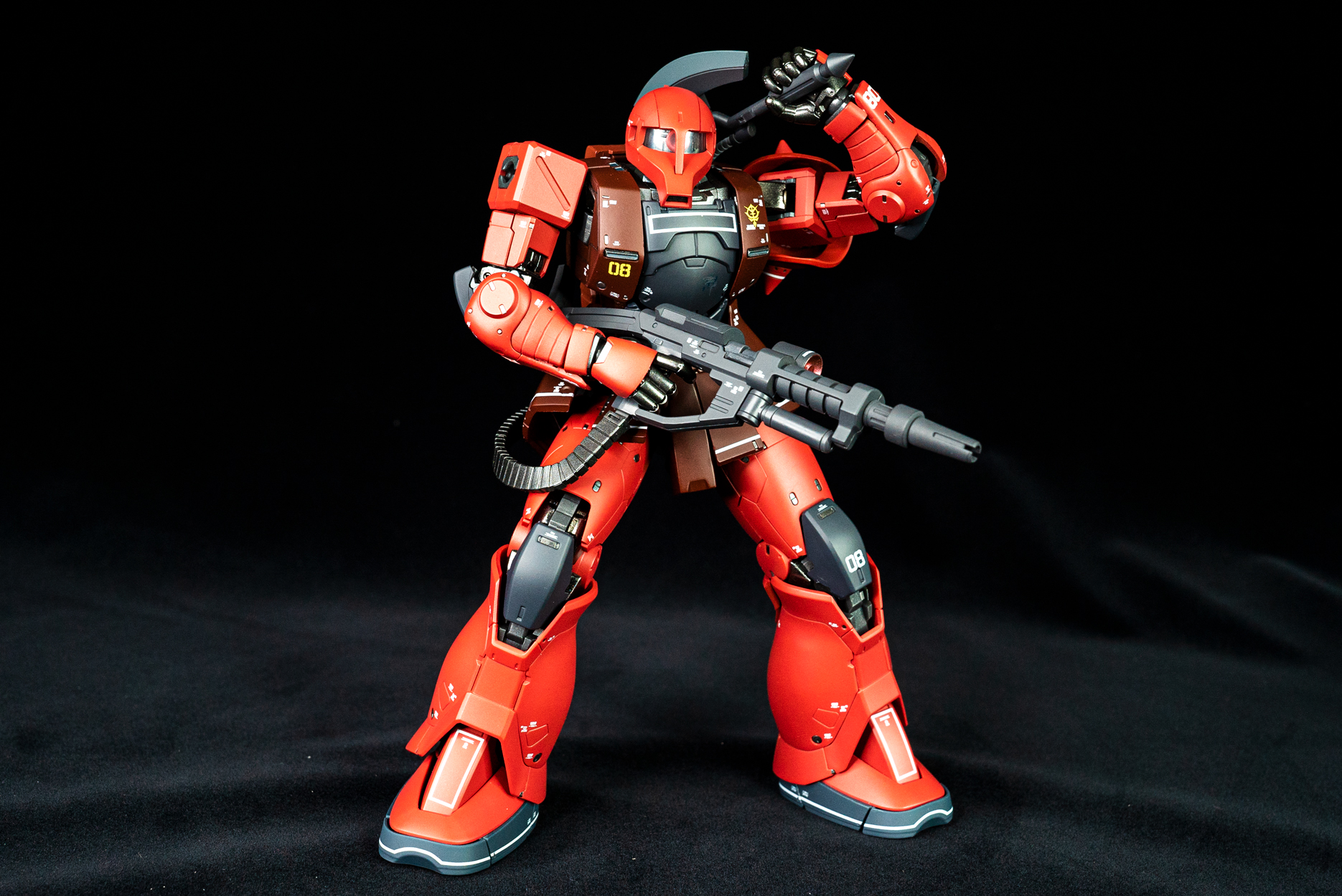 「G.F.F.M.C. MS-06CザクII TYPEC」についているザク・バズーカのB型を持たせてみた。シリーズを持っていれば遊びが広がる。オリジナル装備を追求するのも楽しい