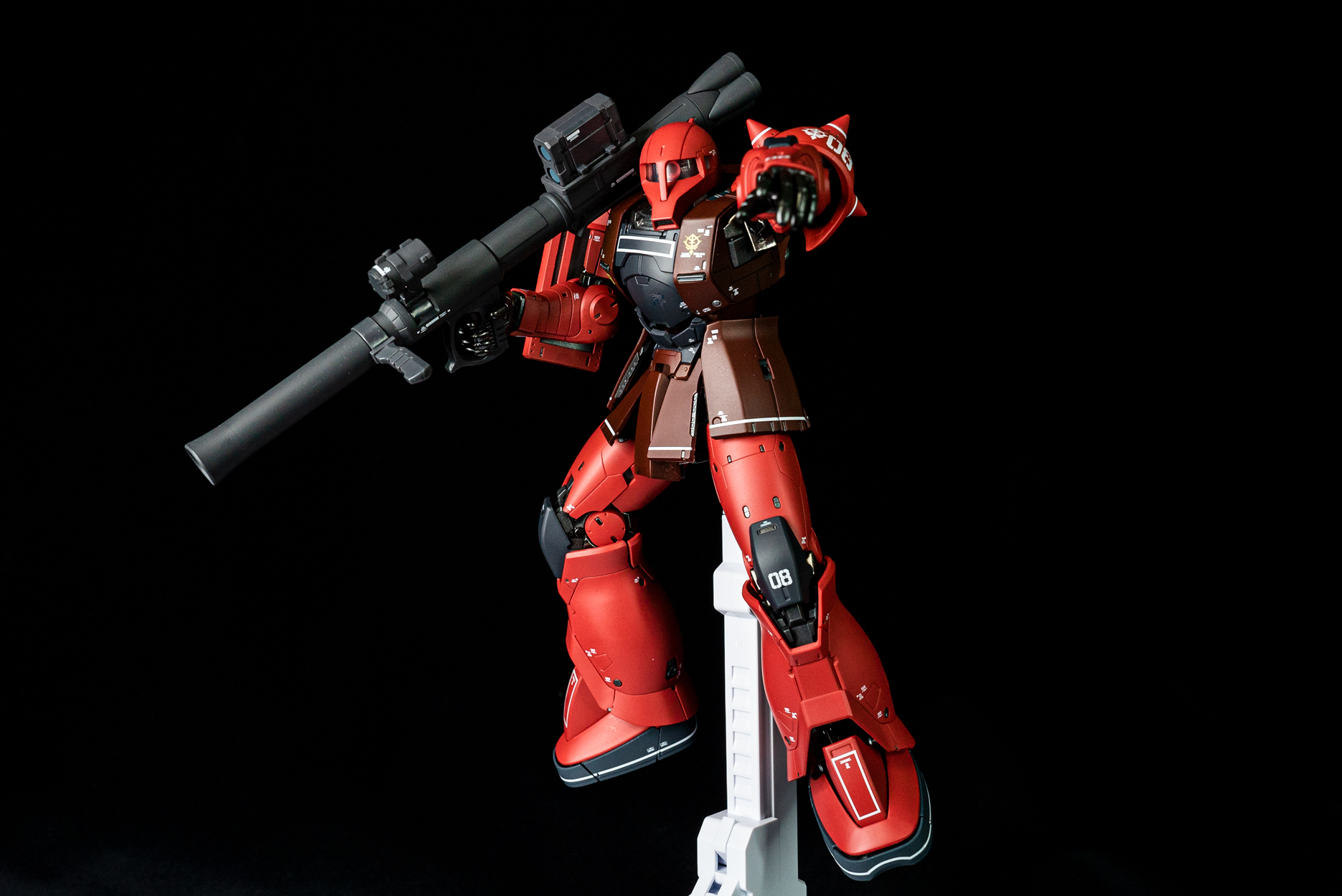 「G.F.F.M.C. MS-06CザクII TYPEC」についているザク・バズーカのB型を持たせてみた。シリーズを持っていれば遊びが広がる。オリジナル装備を追求するのも楽しい