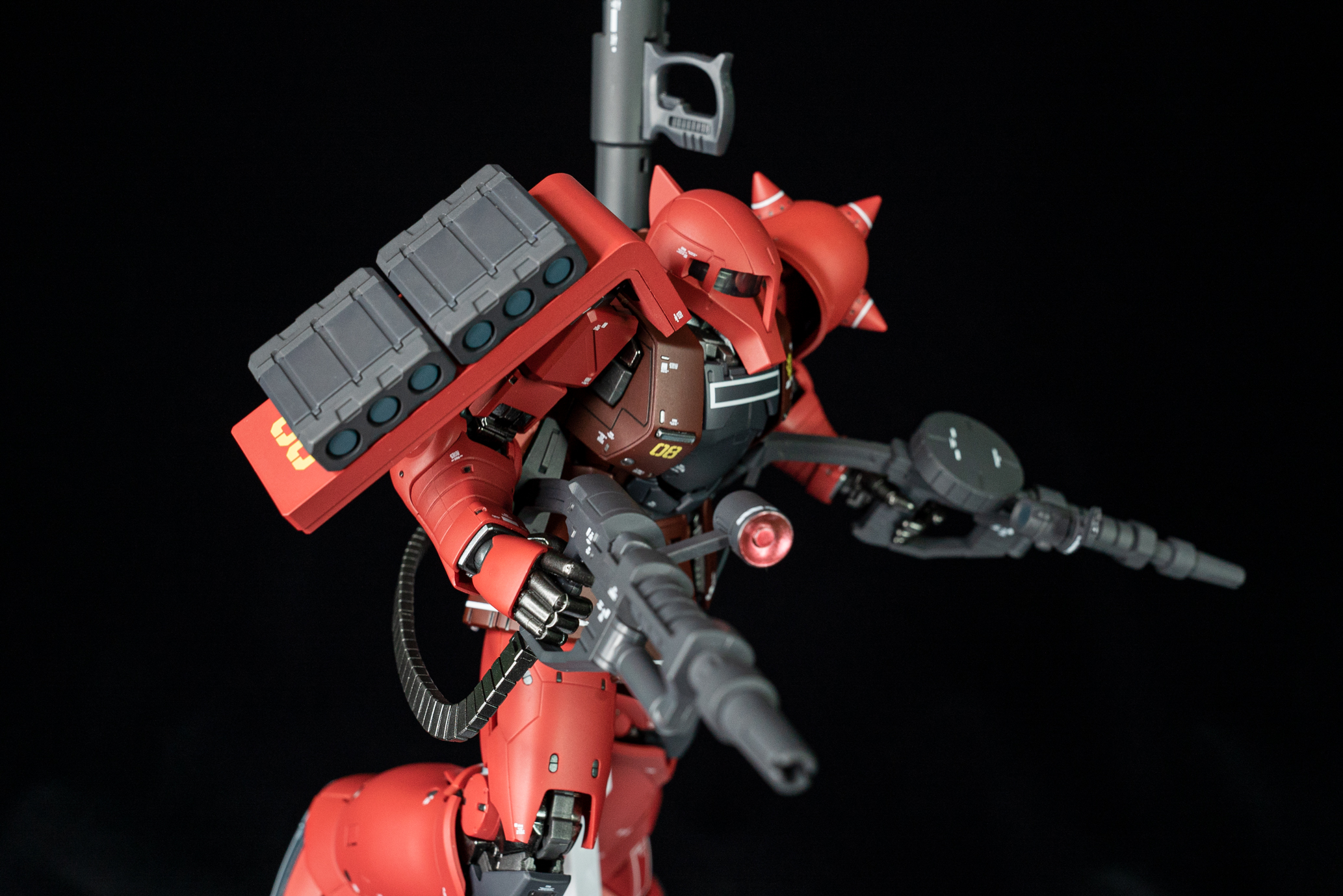 「G.F.F.M.C. MS-06CザクII TYPEC」についているザク・バズーカのB型を持たせてみた。シリーズを持っていれば遊びが広がる。オリジナル装備を追求するのも楽しい
