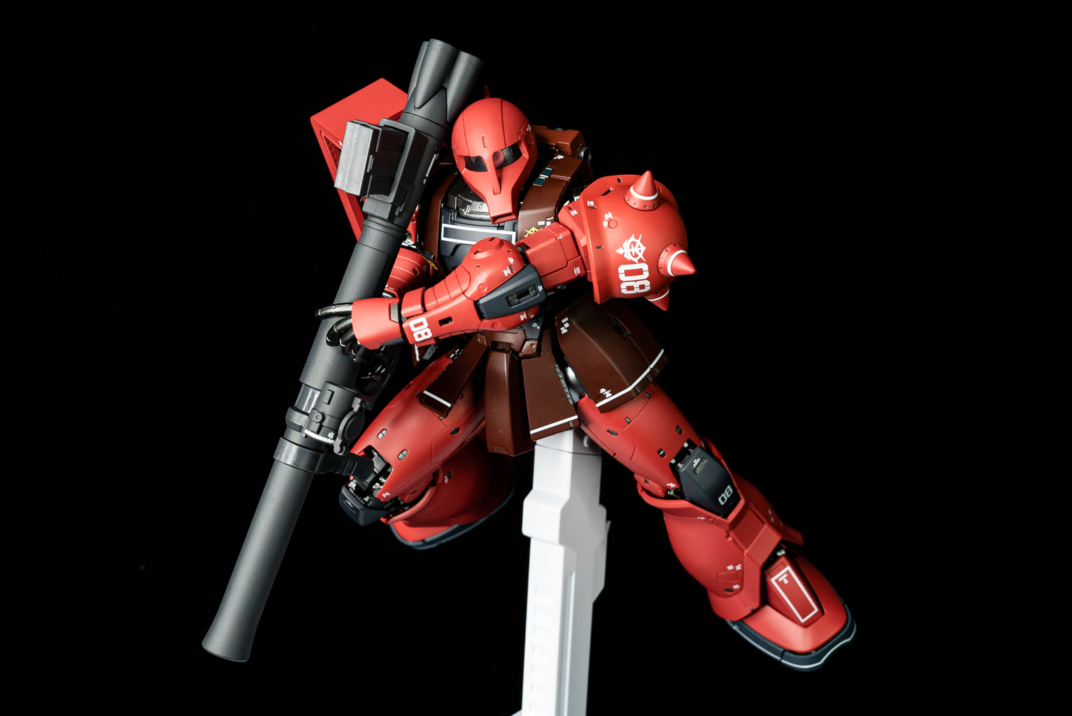 「G.F.F.M.C. MS-06CザクII TYPEC」についているザク・バズーカのB型を持たせてみた。シリーズを持っていれば遊びが広がる。オリジナル装備を追求するのも楽しい