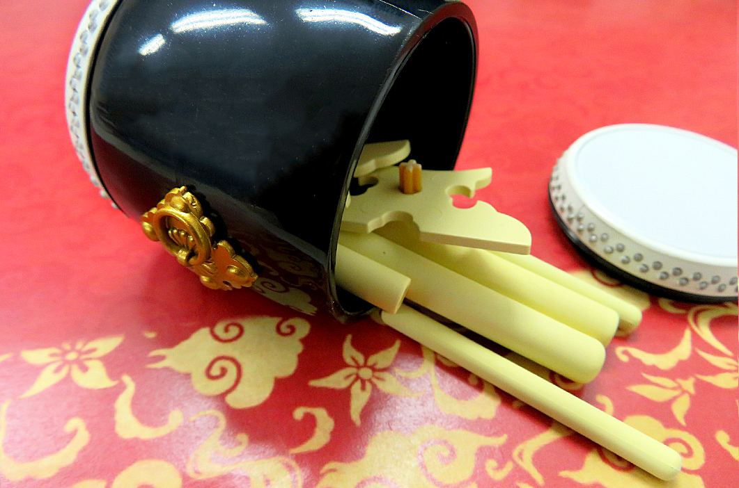 面の部分を外すと中に台座とバチが入っている