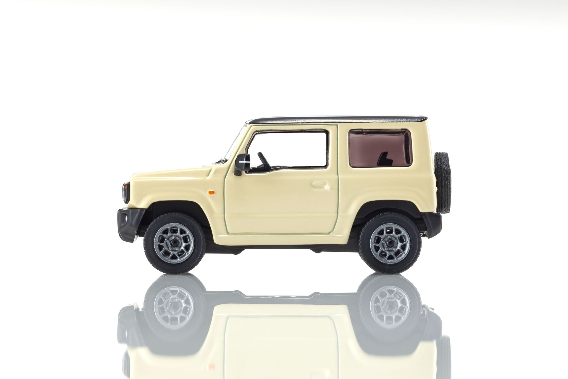 四角張ったデザインだが、ボンネットはやや傾斜させることでジープなどの作業車と差別化。左右も前方に向かってやや絞り込み、フェンダーの張り出しを作り出すことで安定感を演出するなど、細部にこだわりがある
