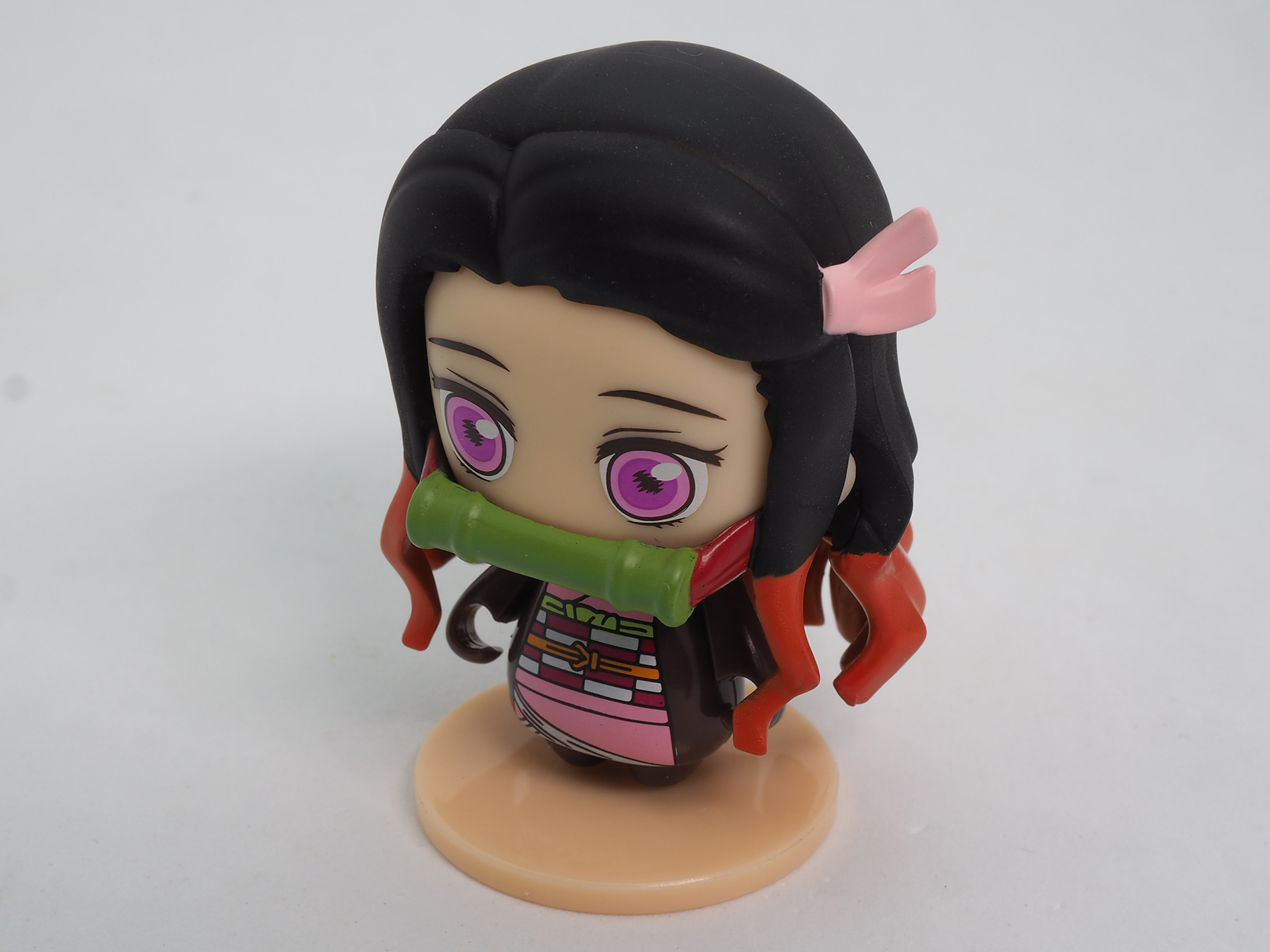 炭治郎の妹・竈門禰豆子。唯一3種類商品化されているキャラクターだが、こちらは穏やかな表情を再現している。