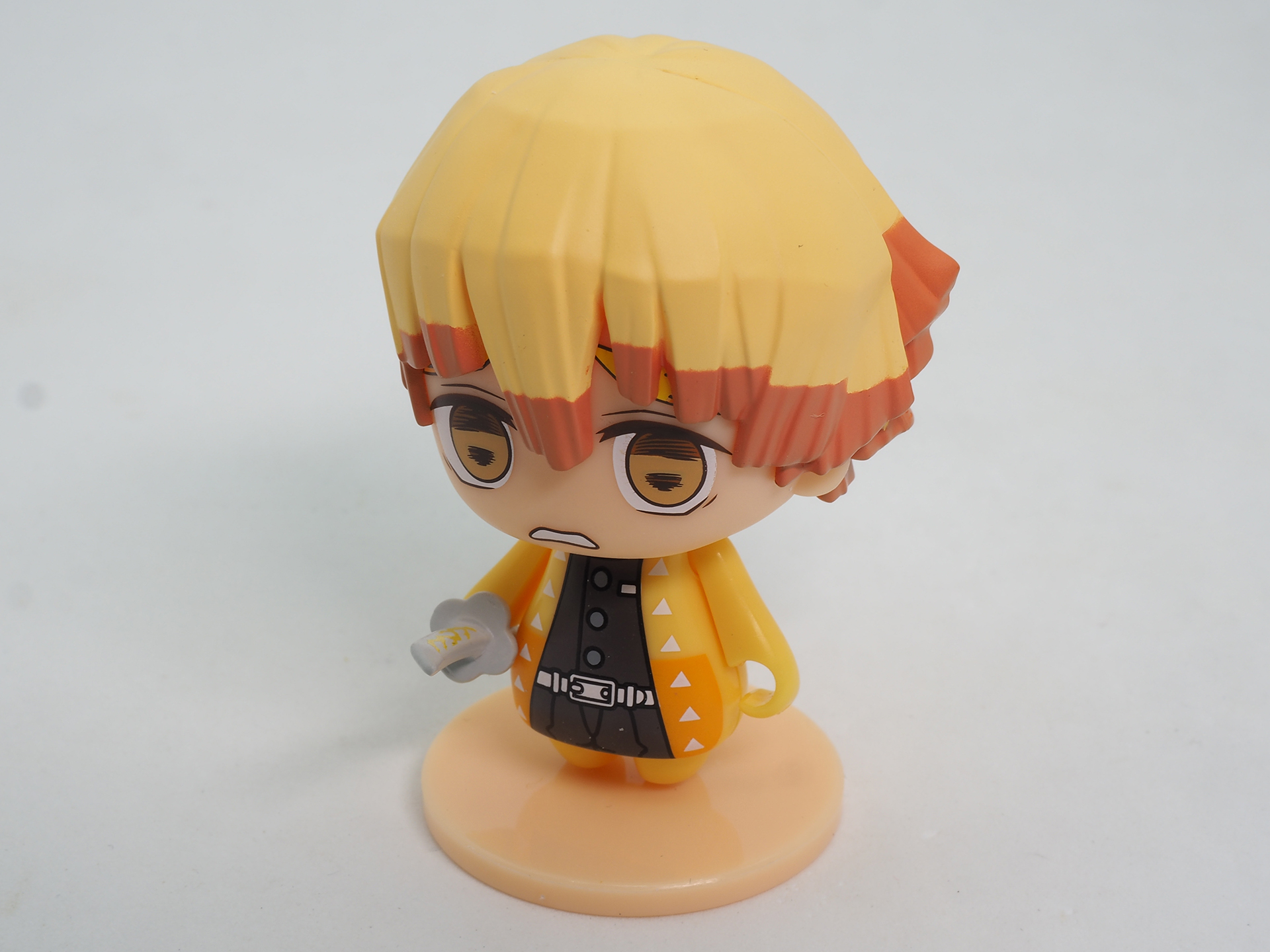 我妻善逸。おどおどしたような表情が、キャラクターの味を引き出している。