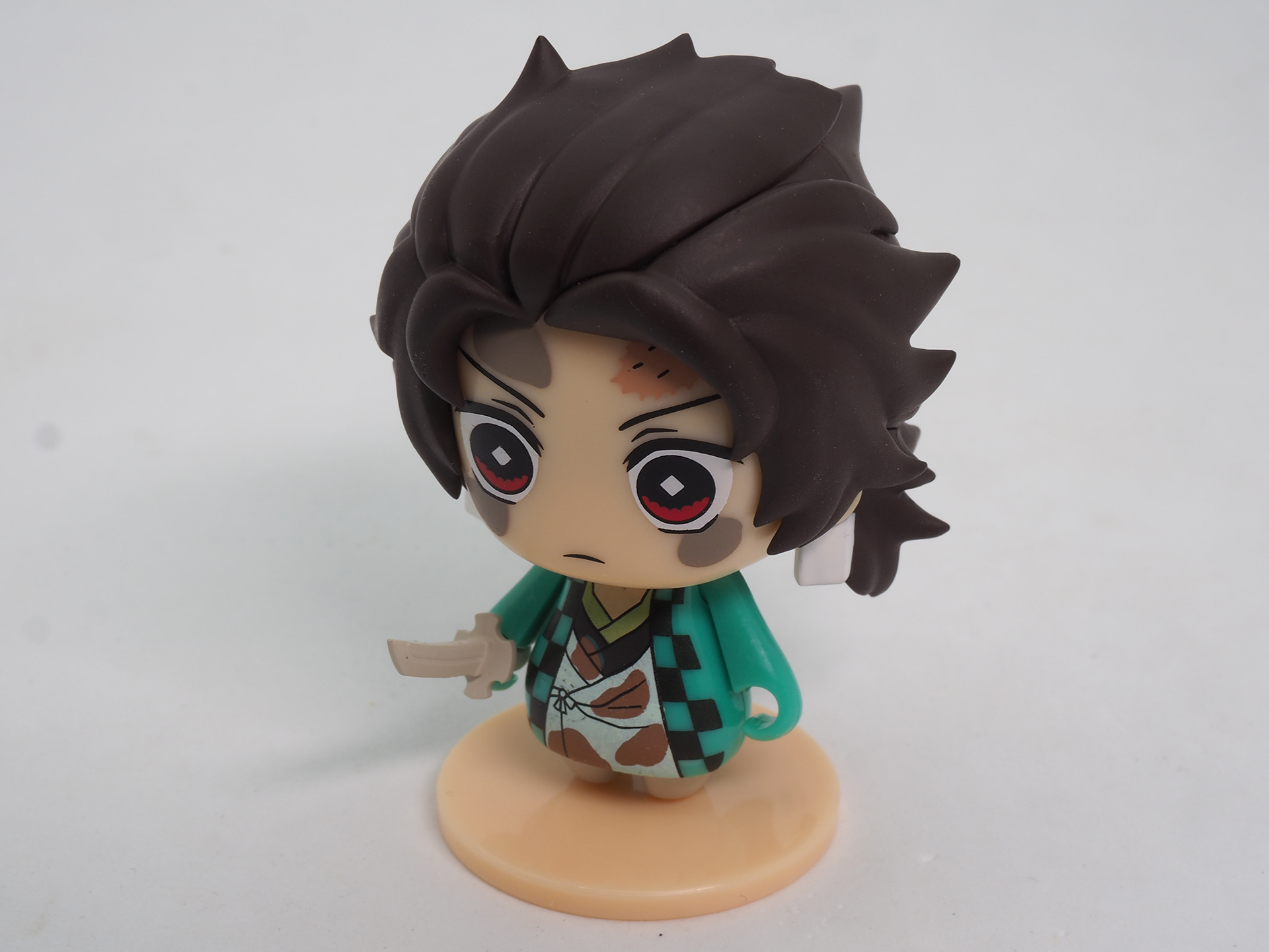 竈門炭治郎の修行中バージョンだ。髪型や顔の汚れなど変化があるほか、日輪刀の色も異なっている。