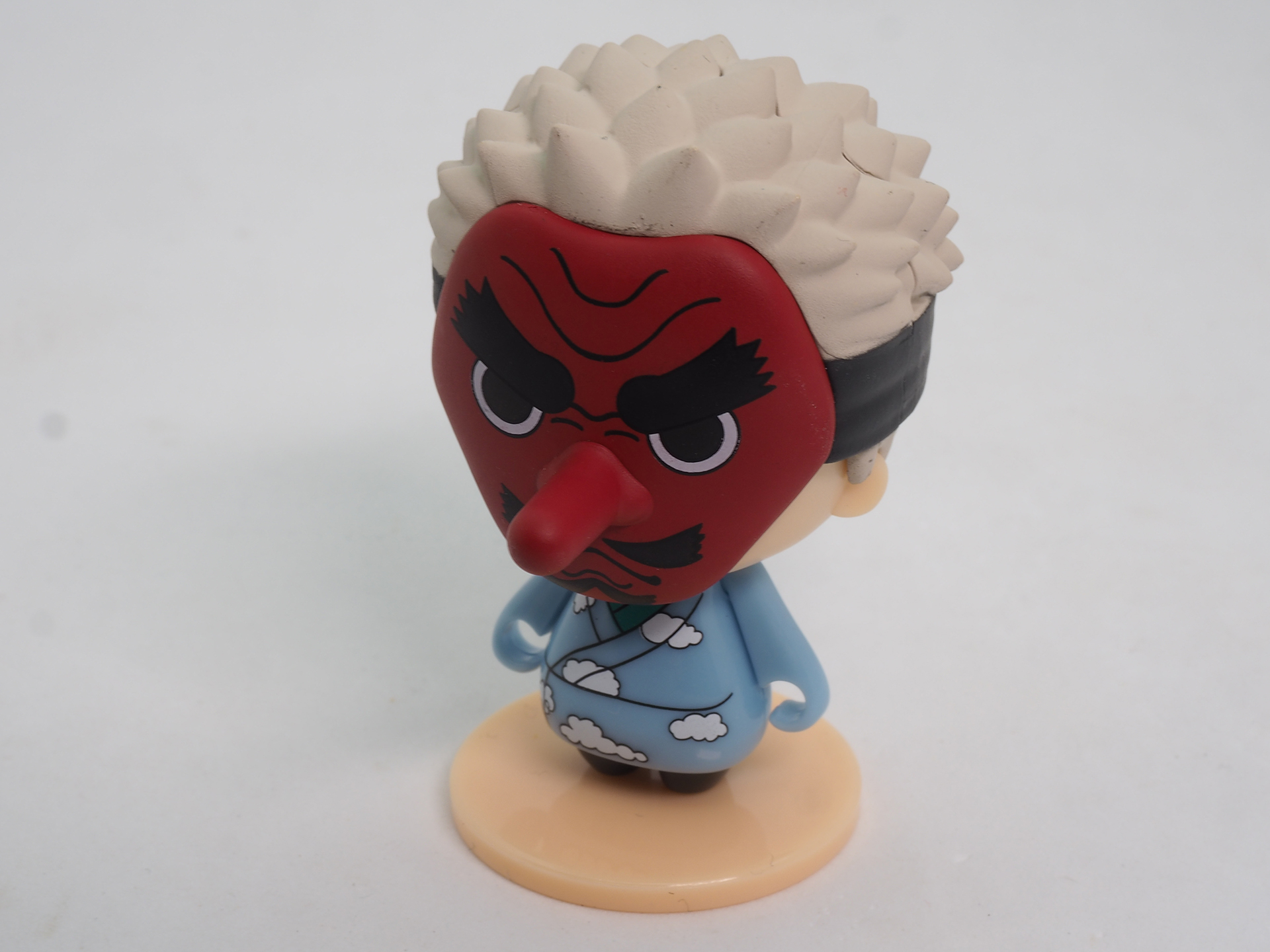 なんといってもお面が印象的な、鱗滝左近次。日輪刀は付属していない。