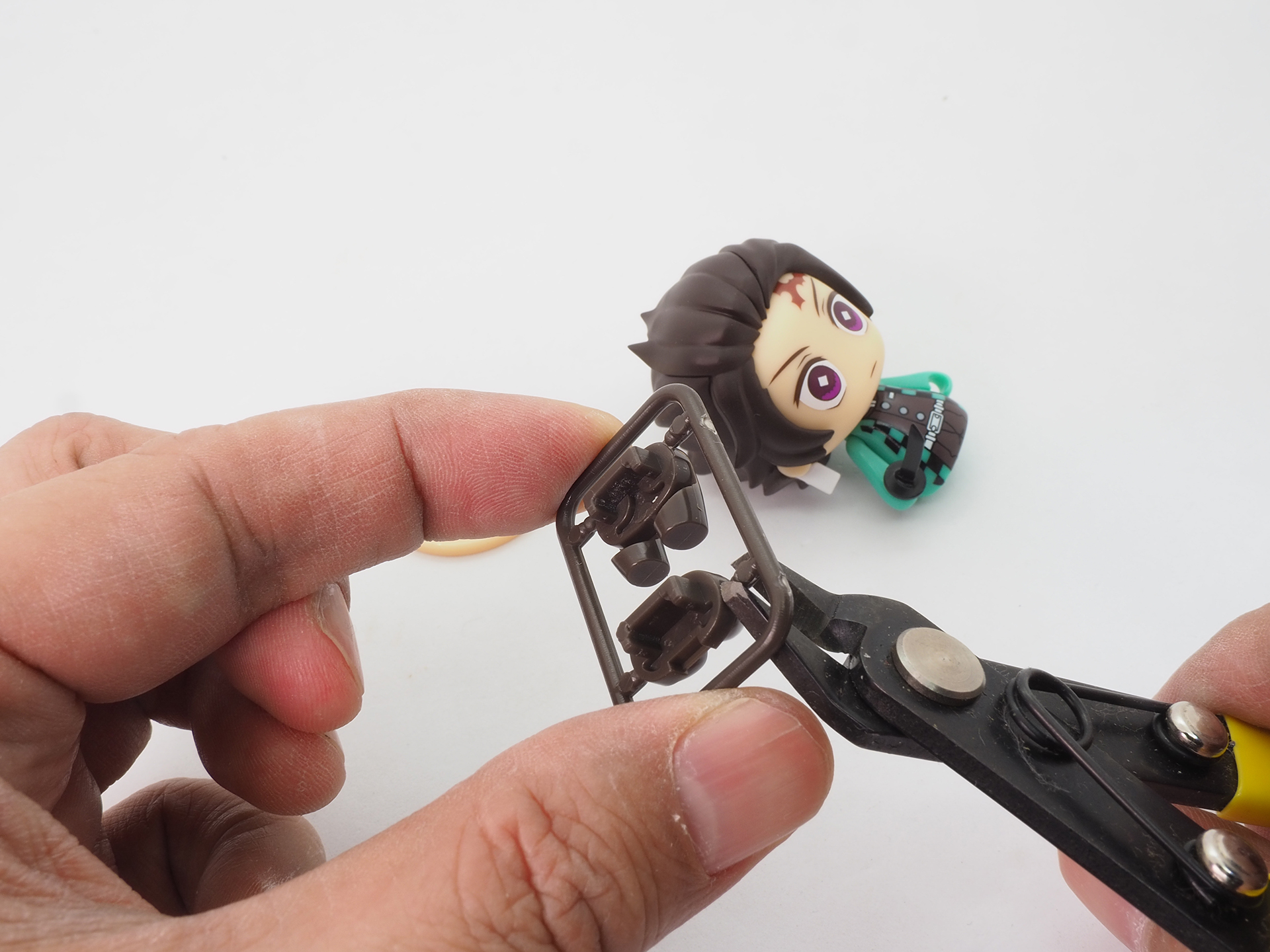 脚の部分は、パーツを切り離してから使用する。