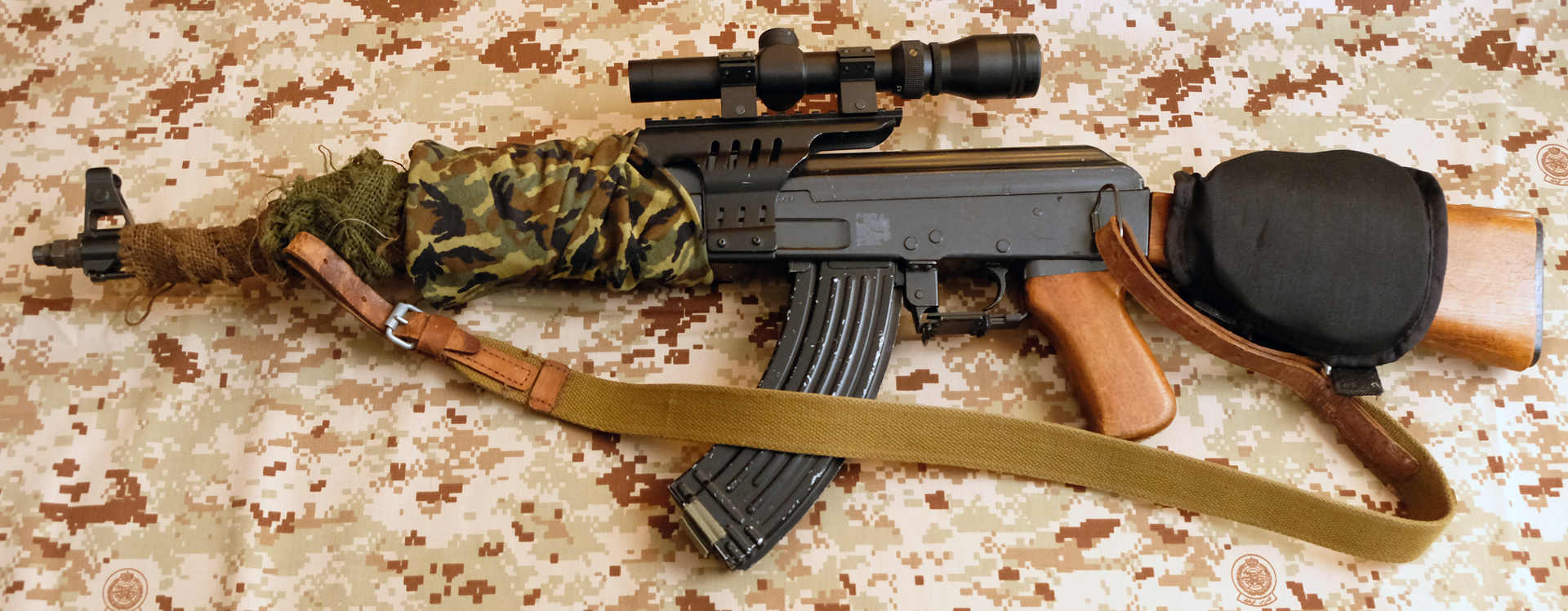 東京マルイ「スタンダード電動ガンAK-47」。1994年6月発売、価格は31,800円。写真は筆者が改造し、スナイパー仕様にしている