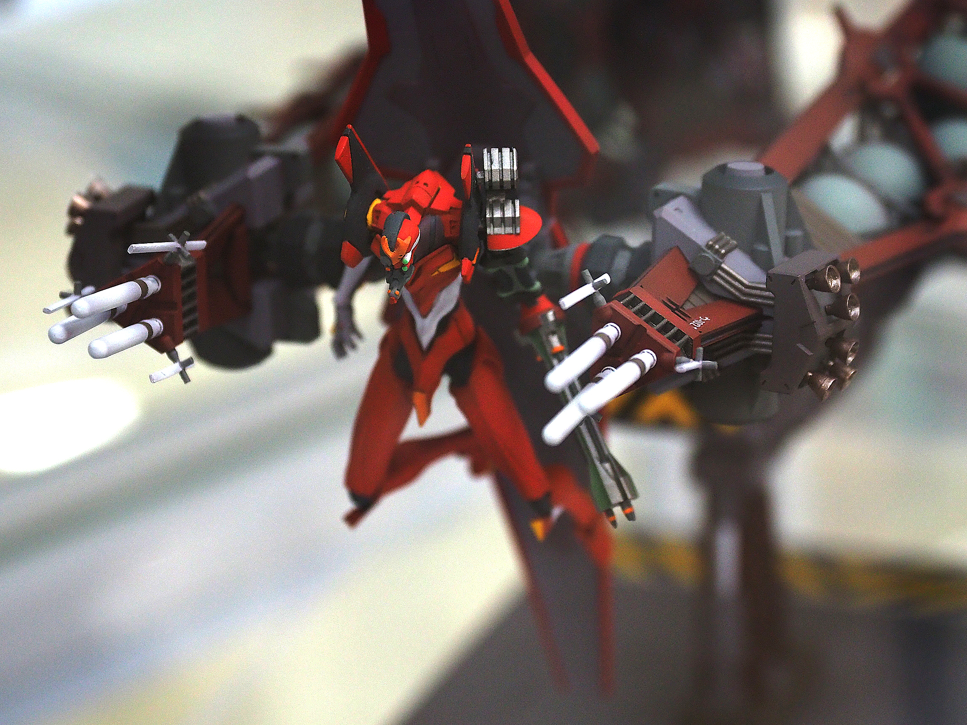 ブースター前面には、アスカが搭乗するエヴァンゲリオン改弐号機βが固定されている