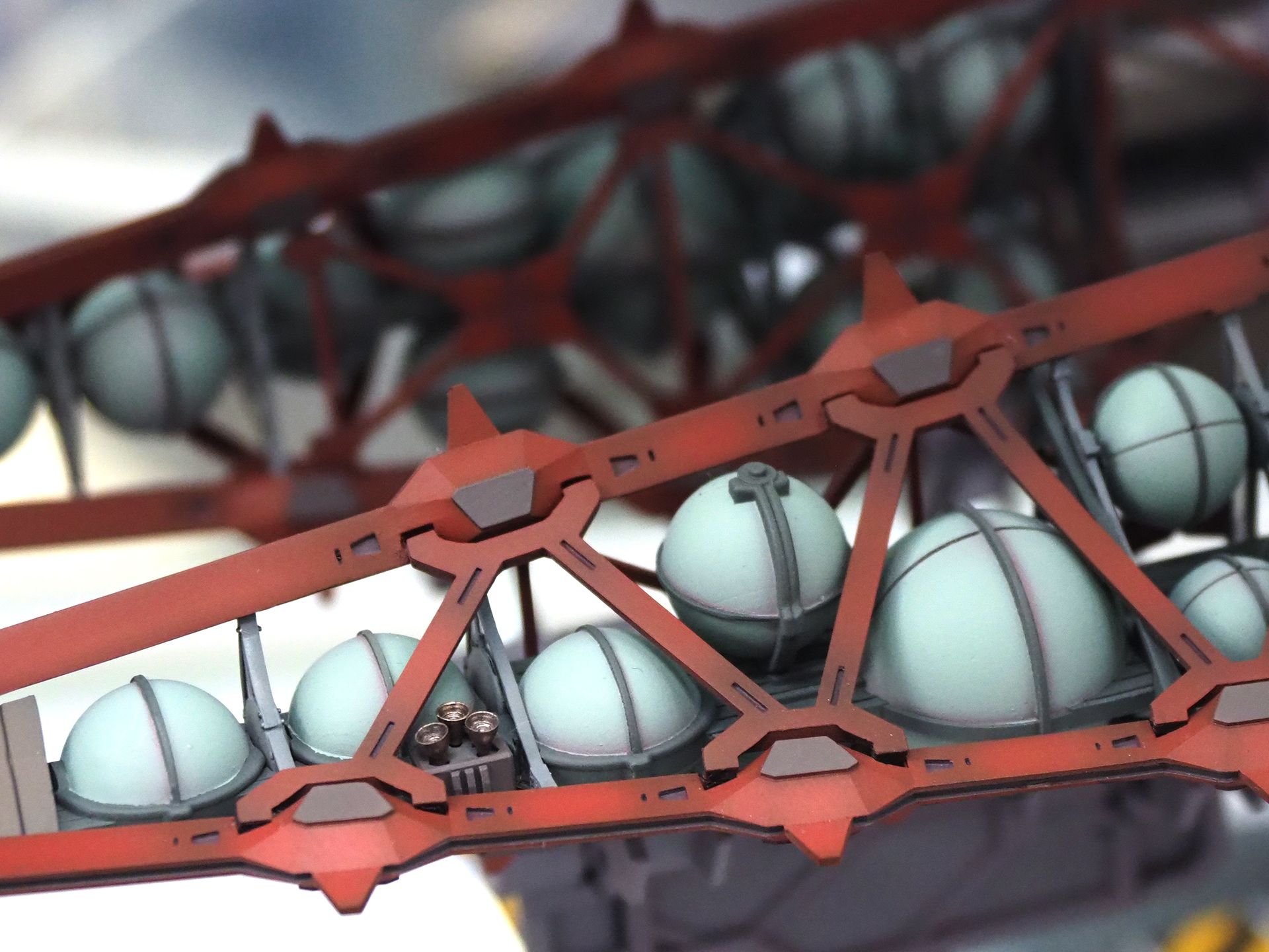 こちらはブースター部分。球体は燃料用のタンクだろうか。鉄骨風のボディが重機っぽい