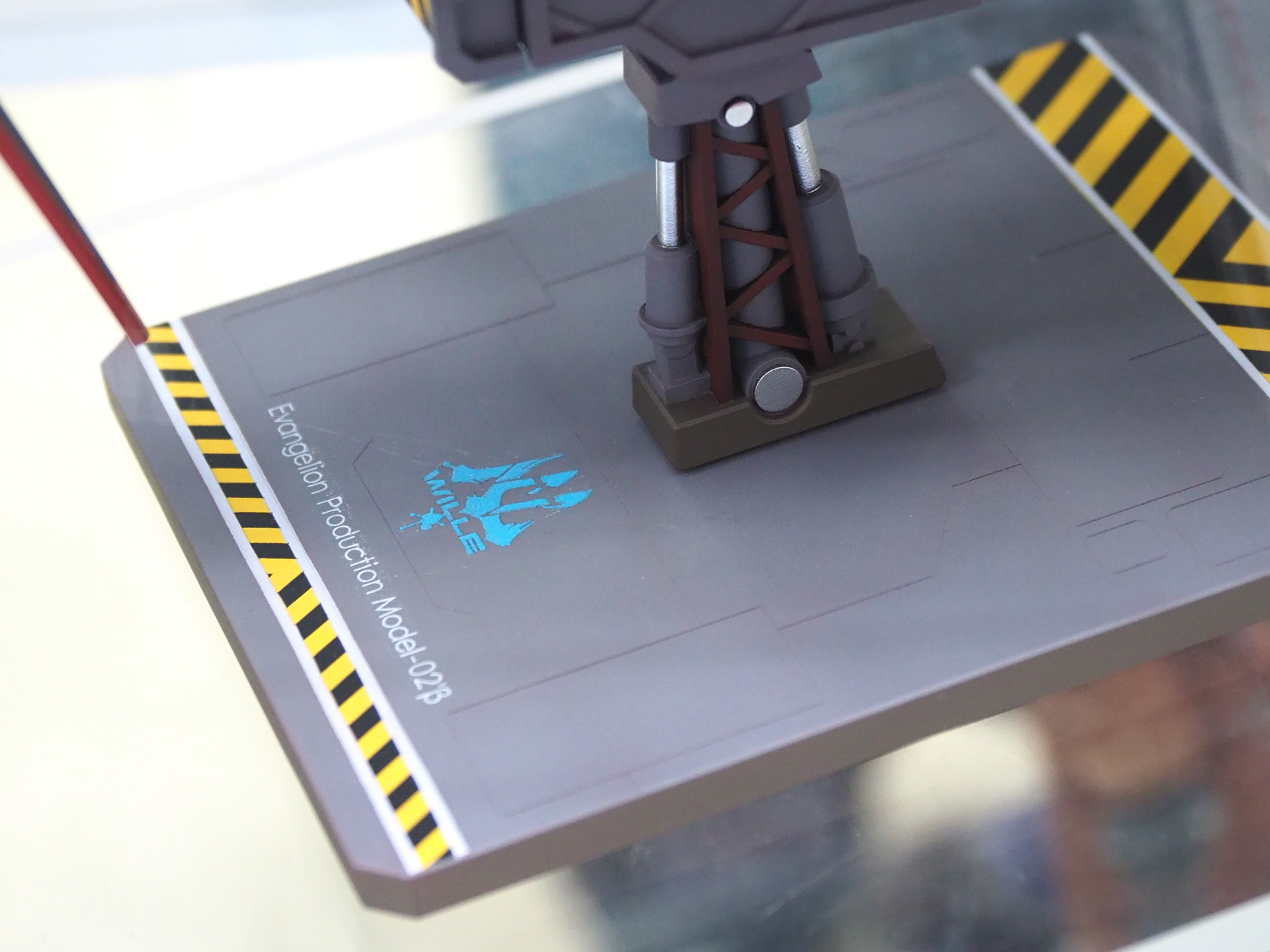 これは台座部分だが、機体に合わせて施設内の壁面のようなデザインが採用されている