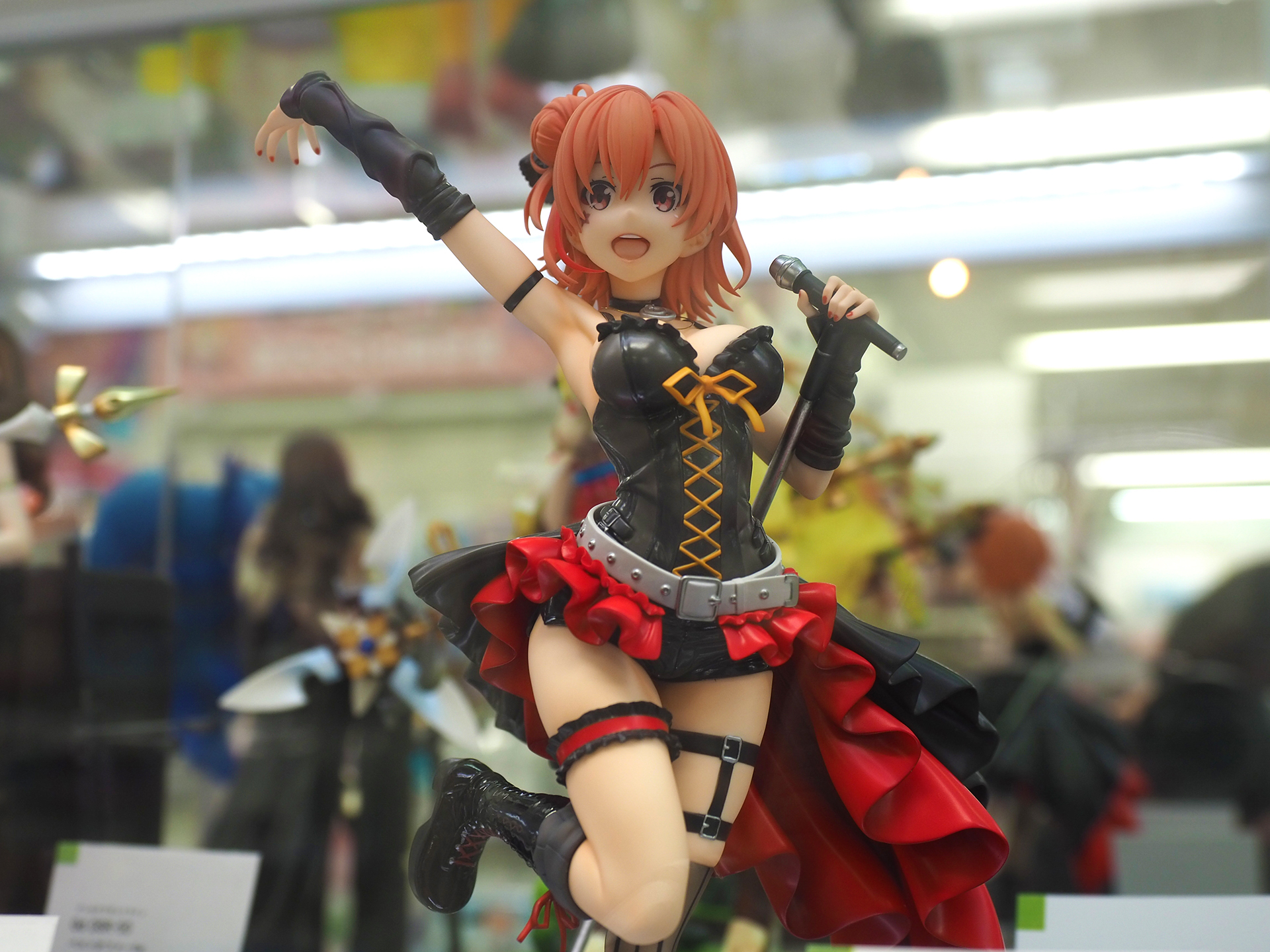 手を上げたポーズがよく似合う。ボンテージ風のぴっちりした衣装も素晴らしい