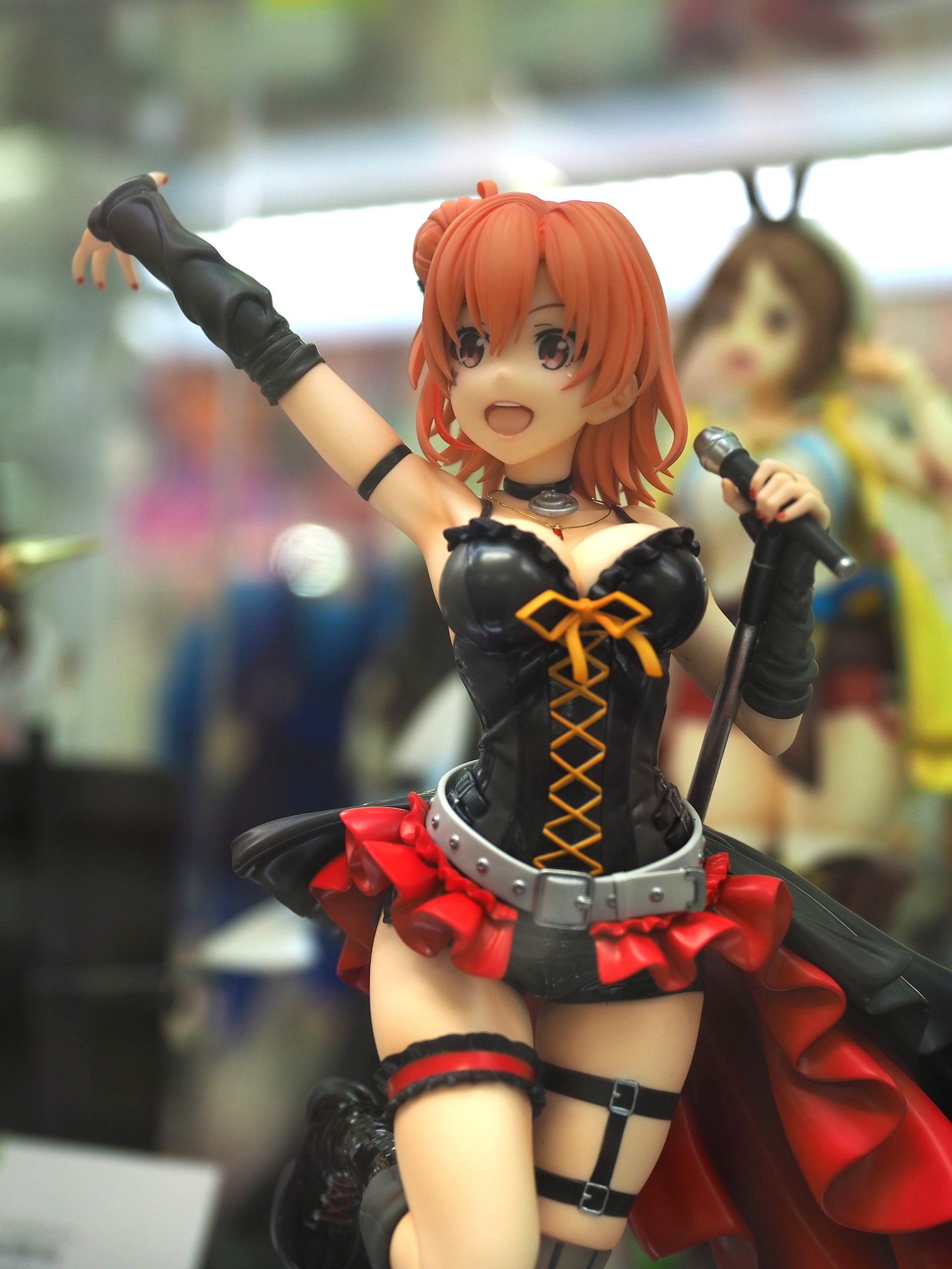 正面からは見えないが、衣装の背中部分は腰近くまで大きく開いている