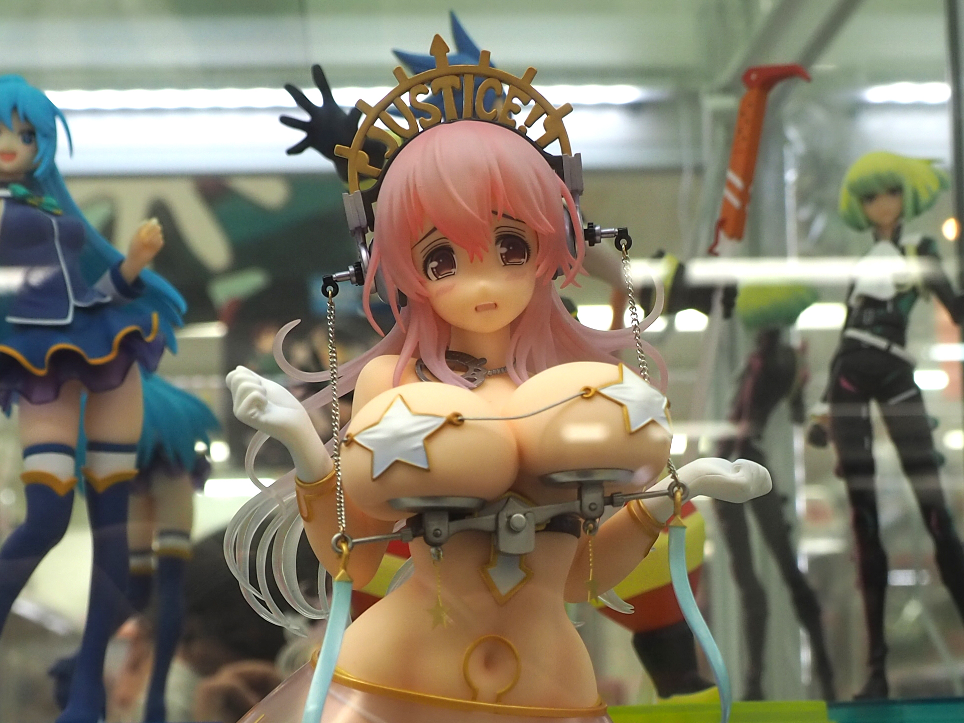 困り顔がなんとも可愛い。手のポーズもいい感じだ