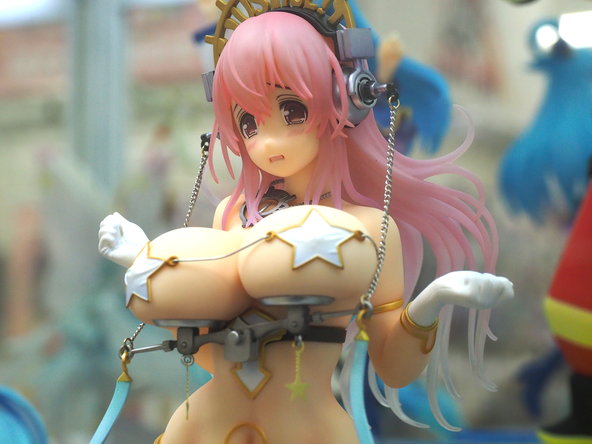 装飾品も凝った作りになっている。可動部分が多いところも魅力だ