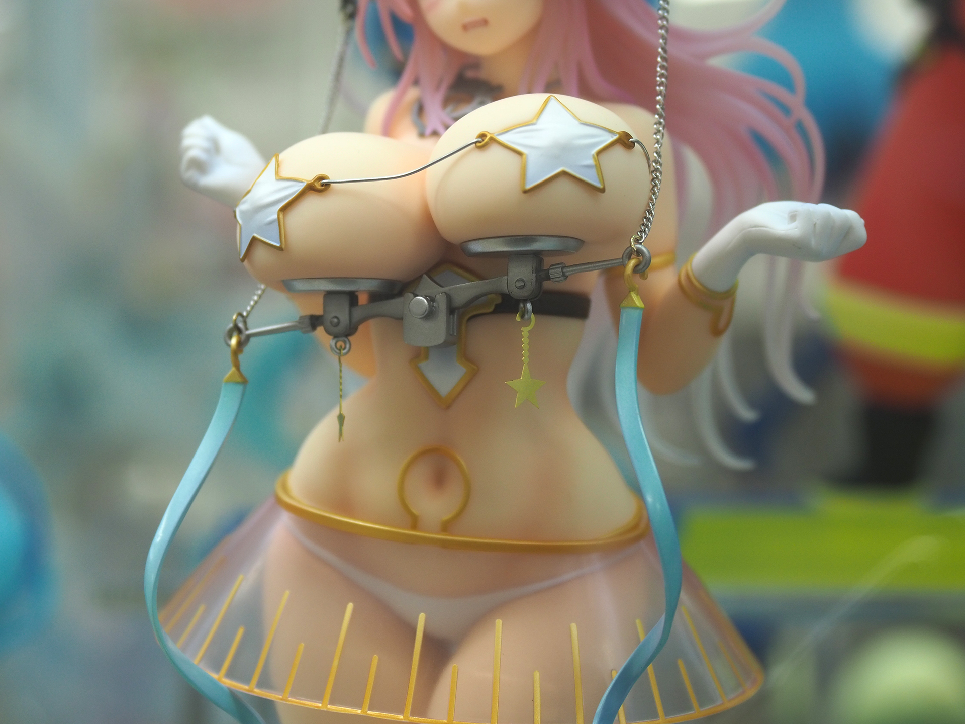 スカートは取り外しが可能。おへそを強調したデザインになっているところも面白い