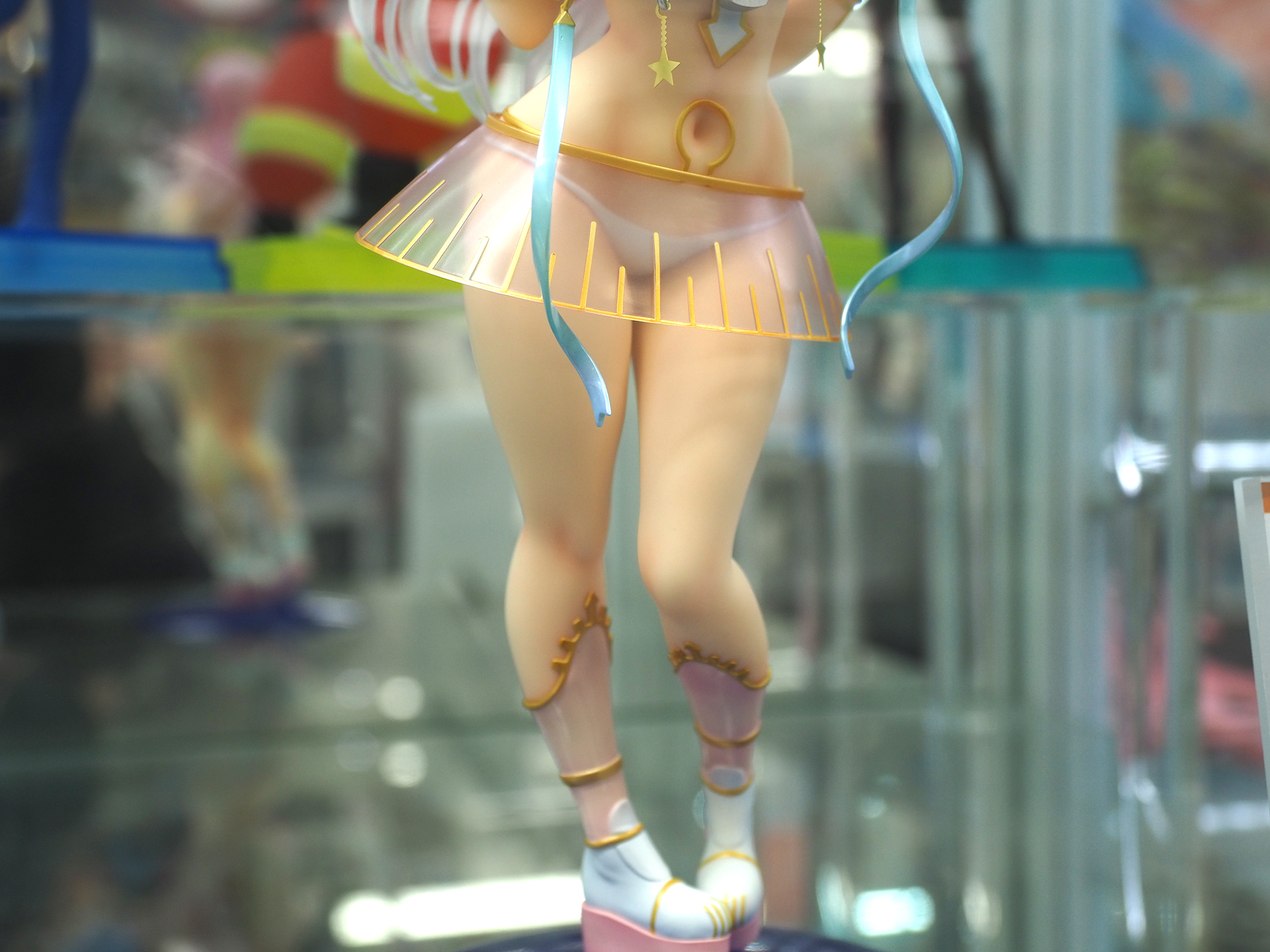 やや内股気味の脚のポーズも、女性らしさを演出している