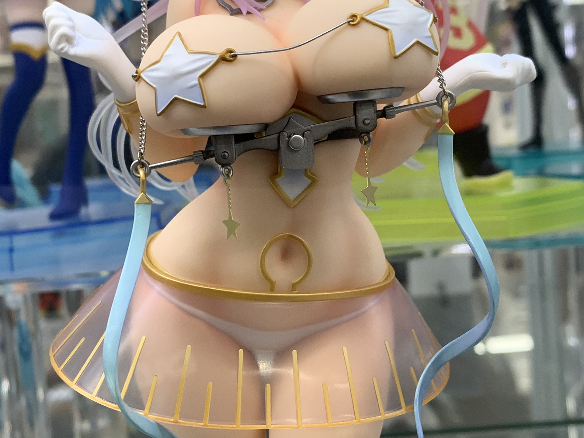 胸を支える器具が天秤になっている。もしかして、左右で重さが違うのだろうか