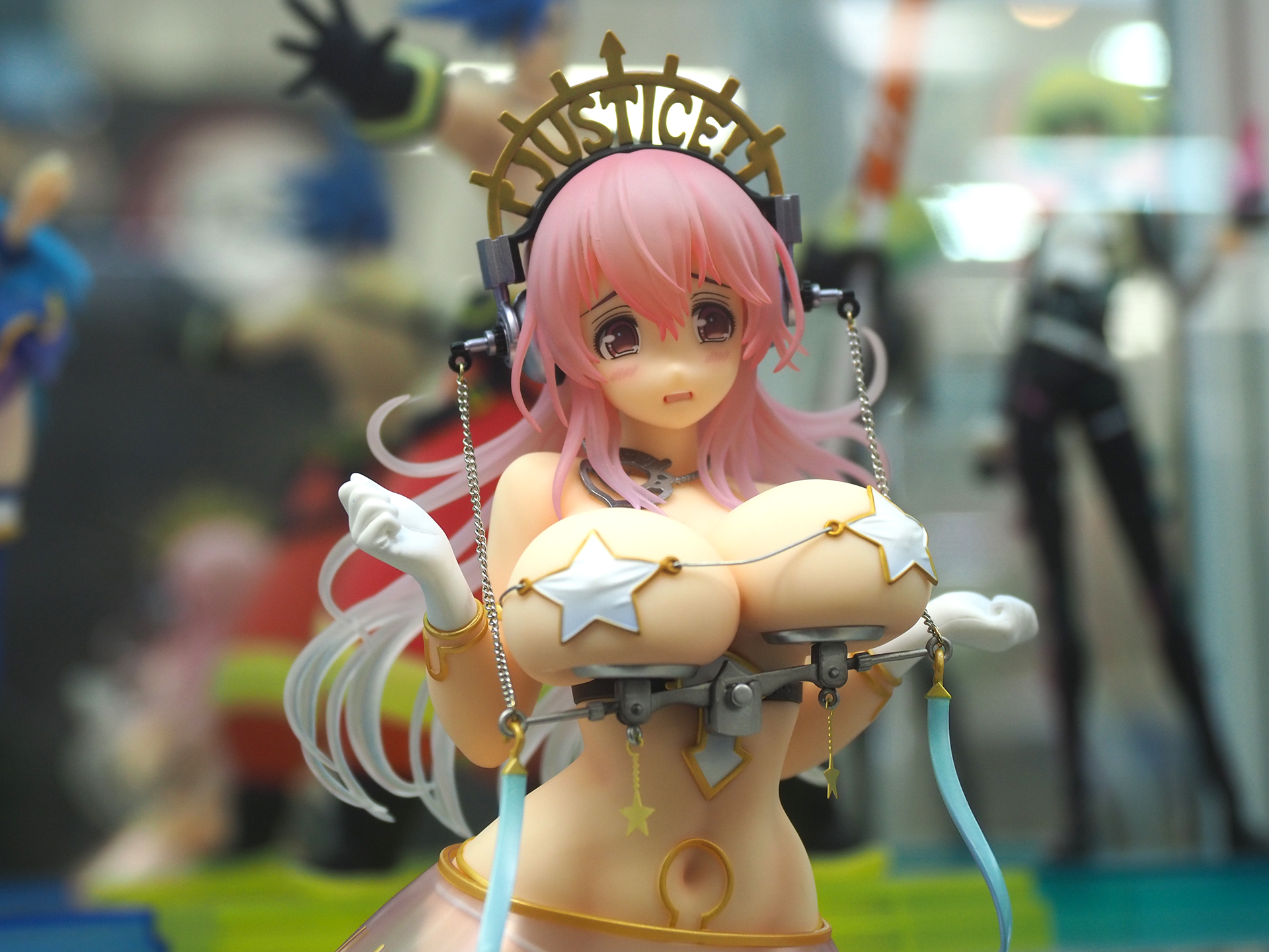 頭部まで含めて220mmほどの高さとなっている。そこそこのサイズ感があるので、どこに飾るか迷ってしまいそうだ