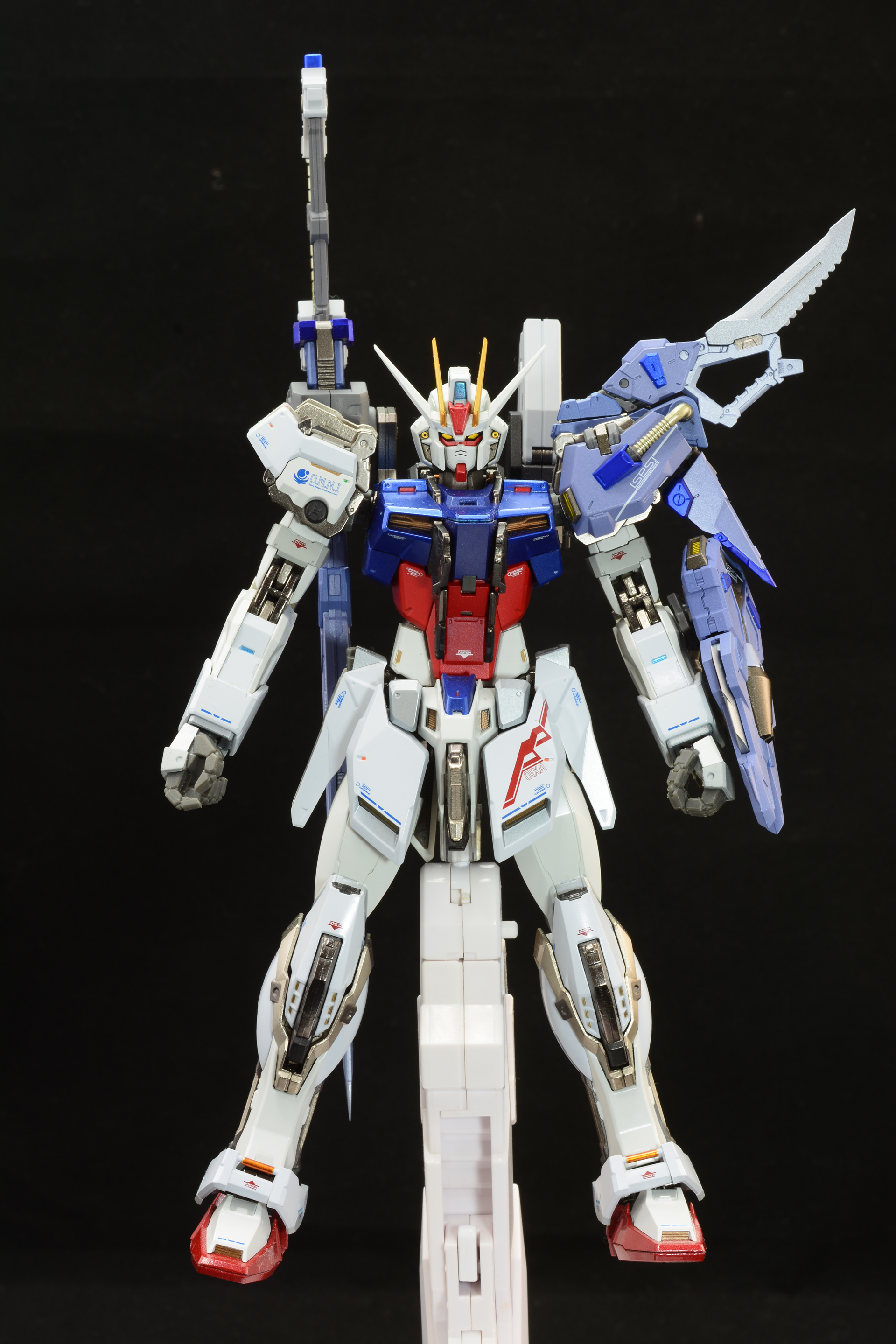 巨大な剣が最大の特徴。アーマーは左腕に集中している