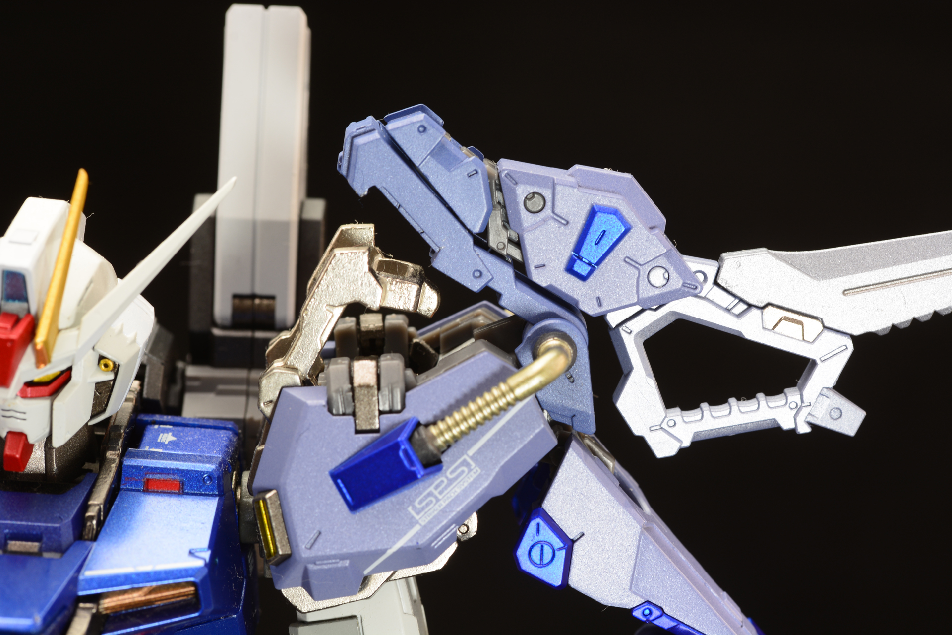 左肩の金具でアーマーを噛ませて固定