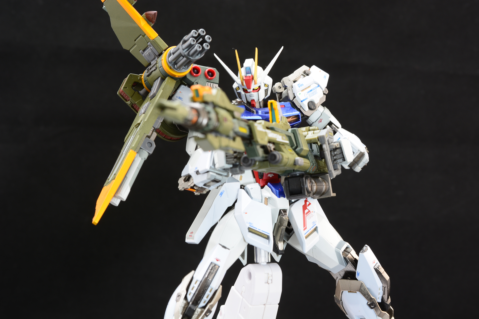 砲が巨大なのとアームで接続されているので、ポーズバリエーションは少なめ