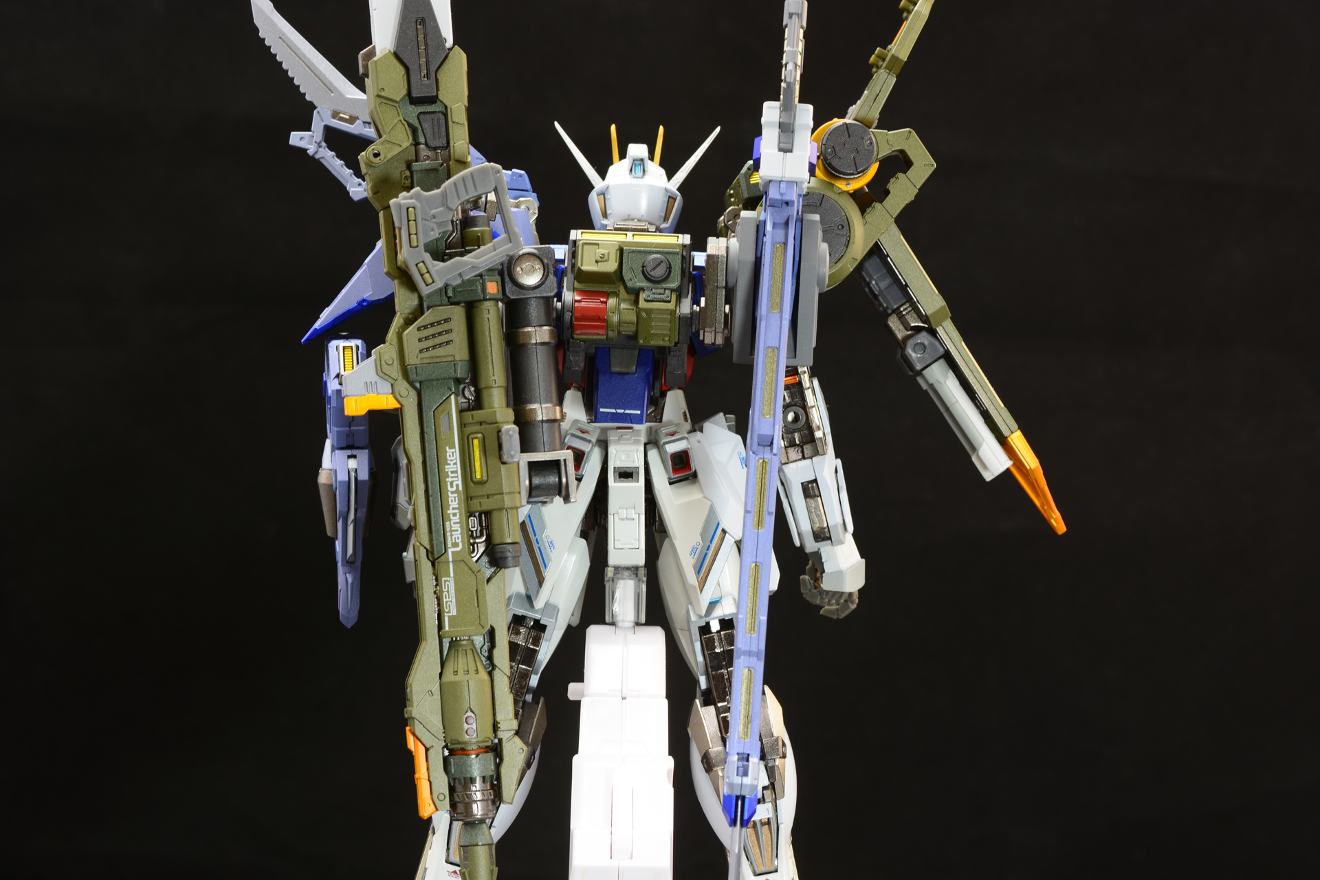 ランチャーストライカーのバックパックに、シュベルトゲベールのアームを装着。凄まじい情報量だ
