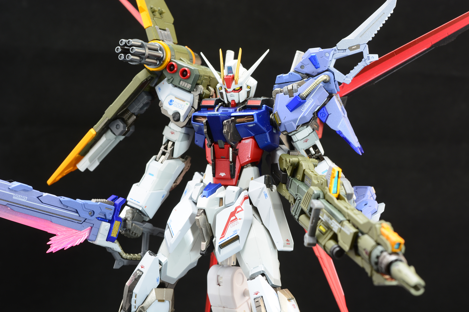 背中にエールストライカーを装備。アグニもアームの支えがないので武器を落とさないように気をつけなければいけない。確かに「これで戦えるの？」という大ボリュームだが、だからこそのロマンがある