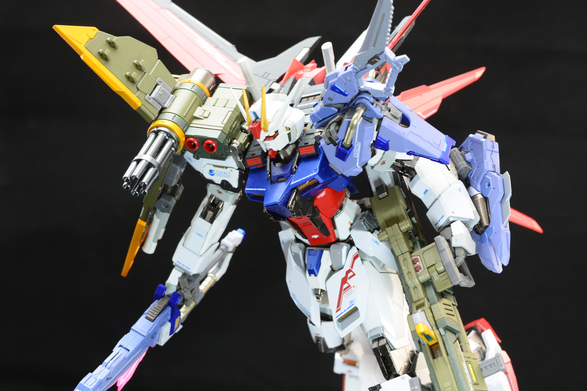 背中にエールストライカーを装備。アグニもアームの支えがないので武器を落とさないように気をつけなければいけない。確かに「これで戦えるの？」という大ボリュームだが、だからこそのロマンがある