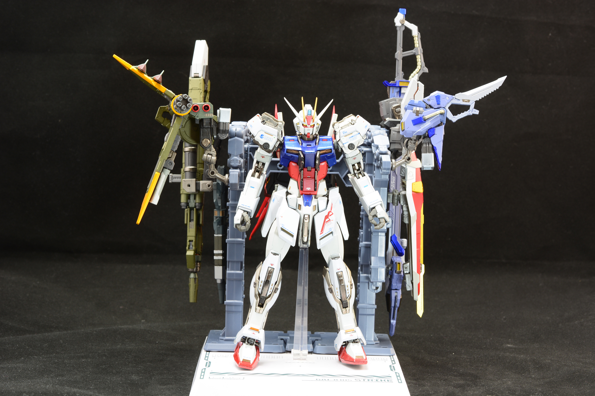 背中にエールストライカーを装備。アグニもアームの支えがないので武器を落とさないように気をつけなければいけない。確かに「これで戦えるの？」という大ボリュームだが、だからこそのロマンがある