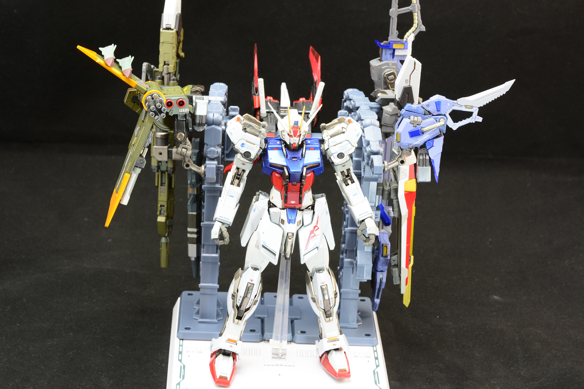 背中にエールストライカーを装備。アグニもアームの支えがないので武器を落とさないように気をつけなければいけない。確かに「これで戦えるの？」という大ボリュームだが、だからこそのロマンがある