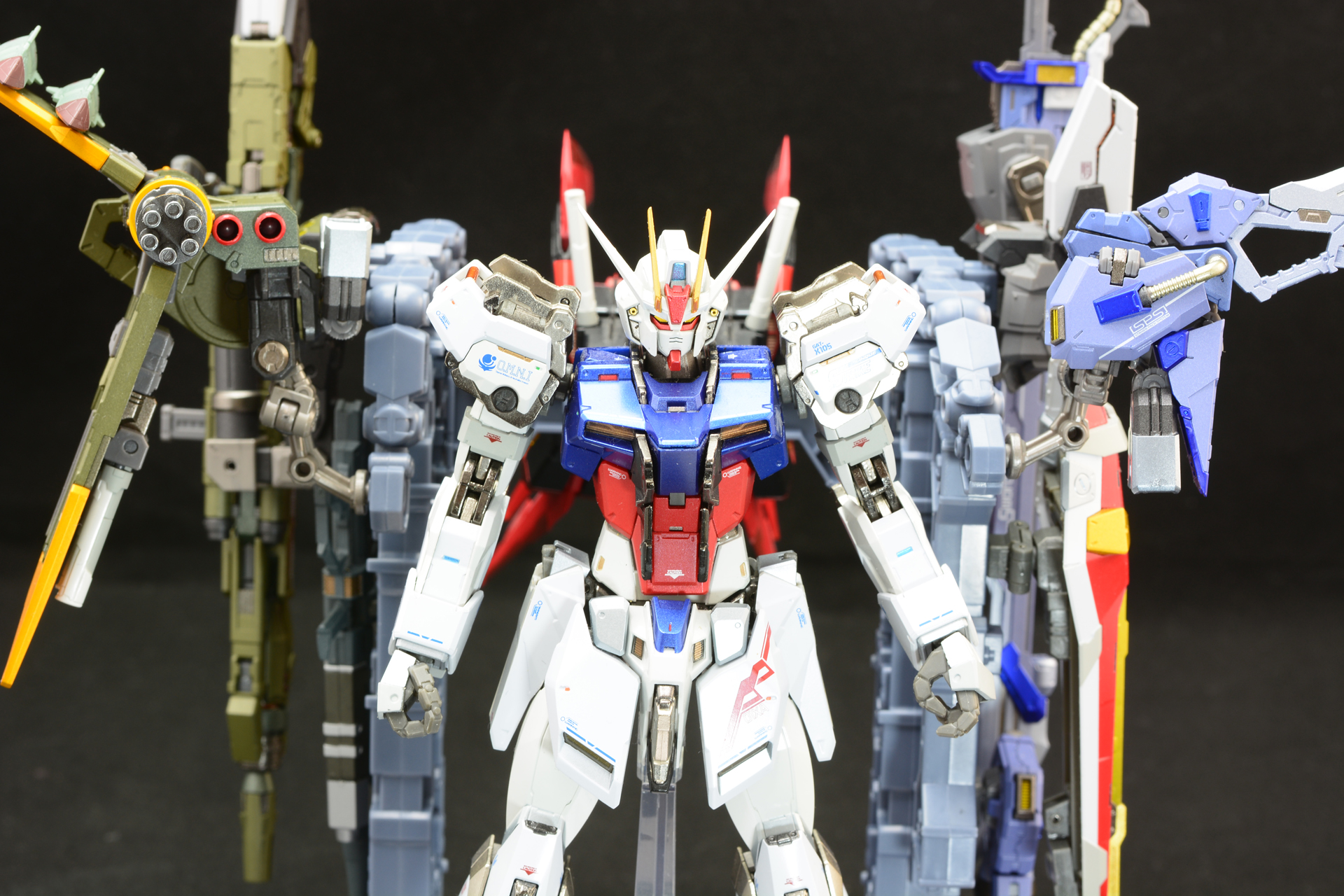 背中にエールストライカーを装備。アグニもアームの支えがないので武器を落とさないように気をつけなければいけない。確かに「これで戦えるの？」という大ボリュームだが、だからこそのロマンがある