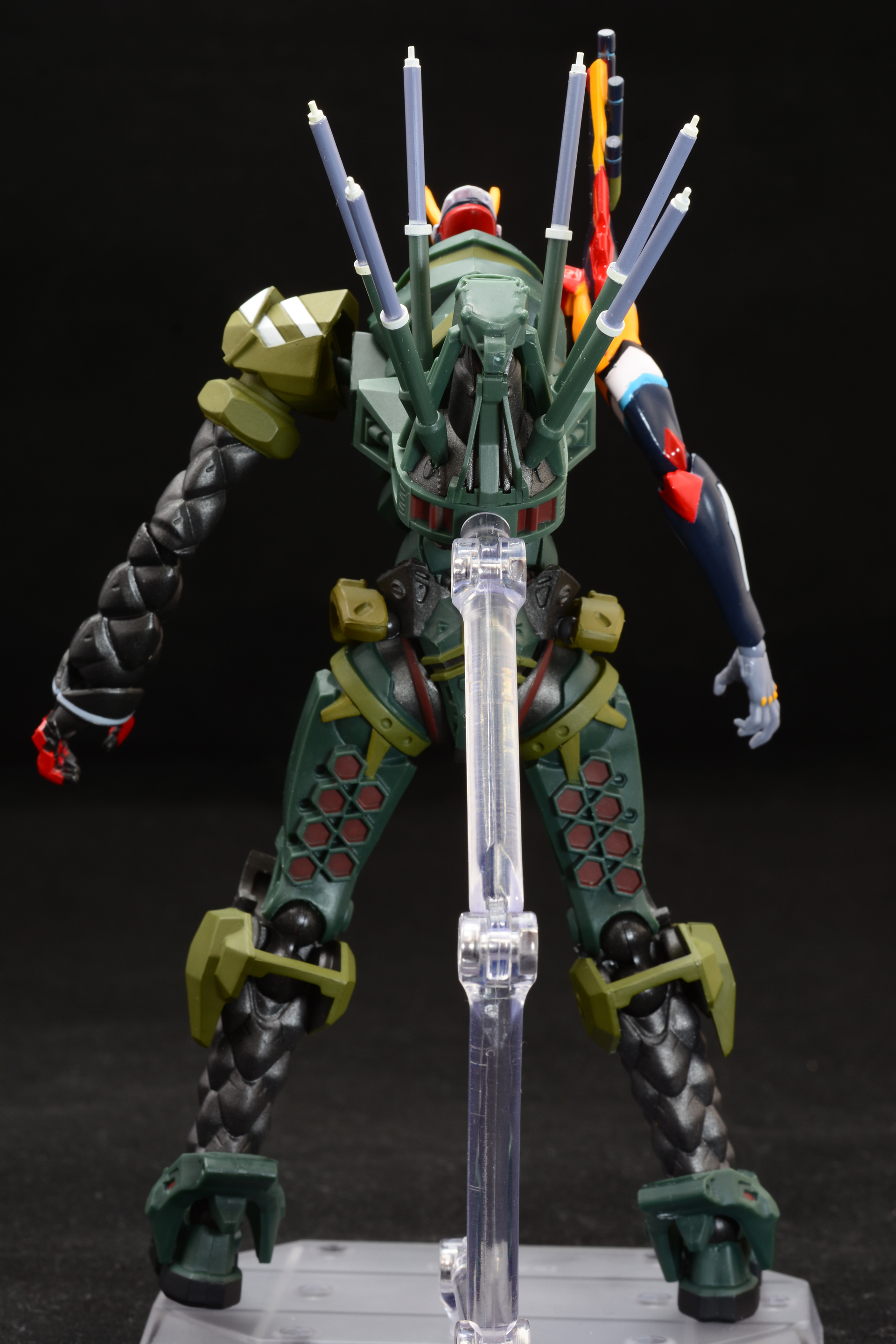 前、後ろ、横から機体を見る。背中の原子炉がやはり異様だ