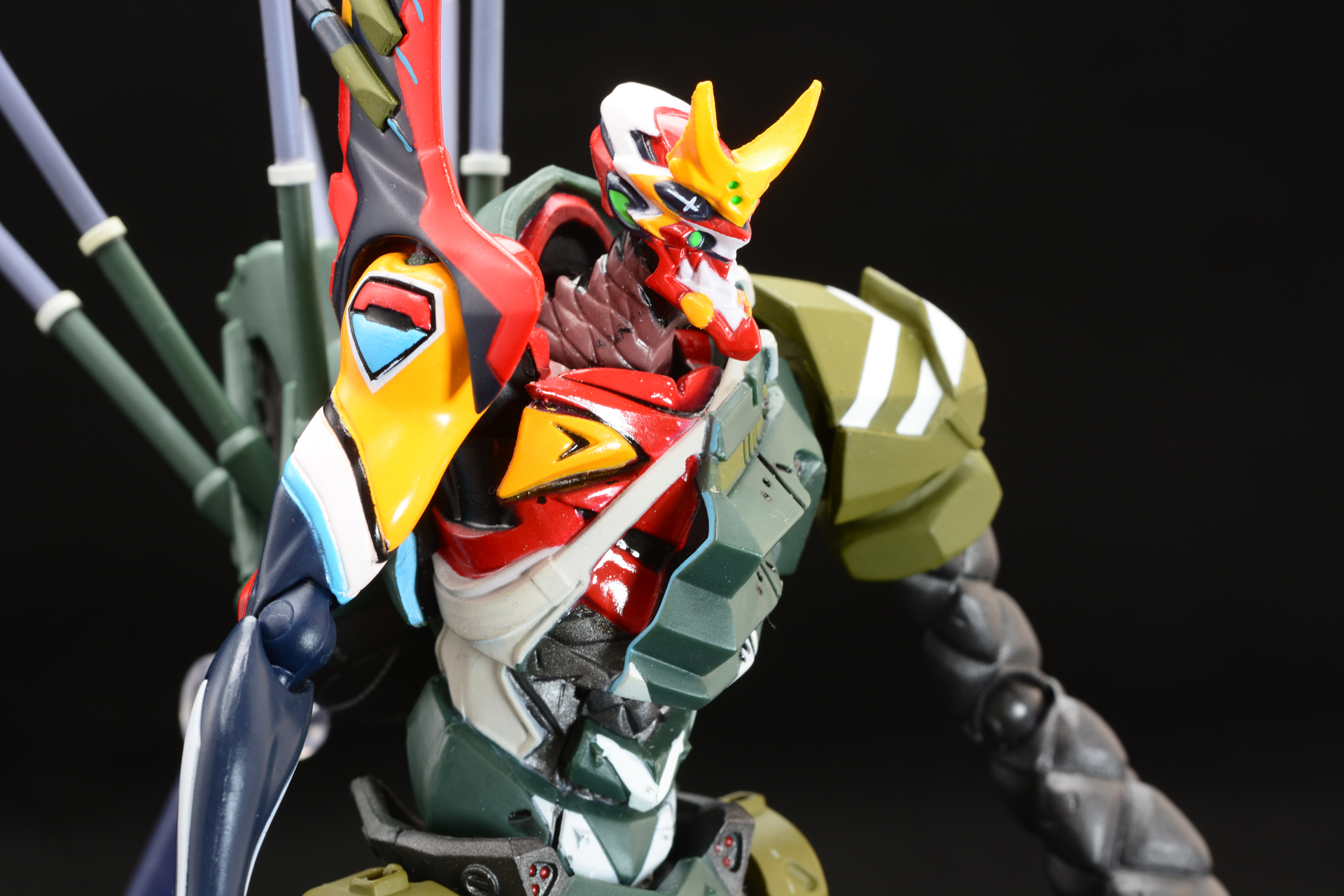 胴体。JA-02の装甲を切り開き、2号機の身体を埋め込んだようなデザイン