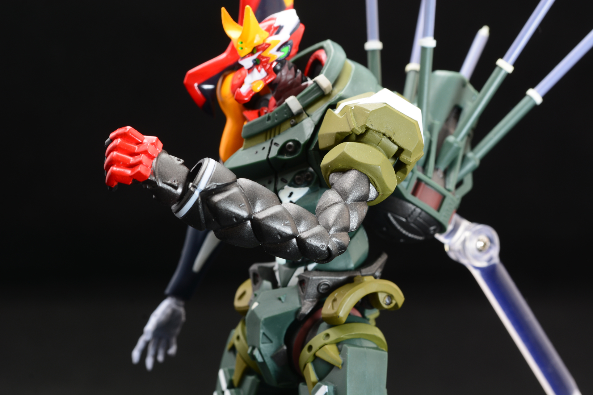 右手と全く違うパワフルな左腕