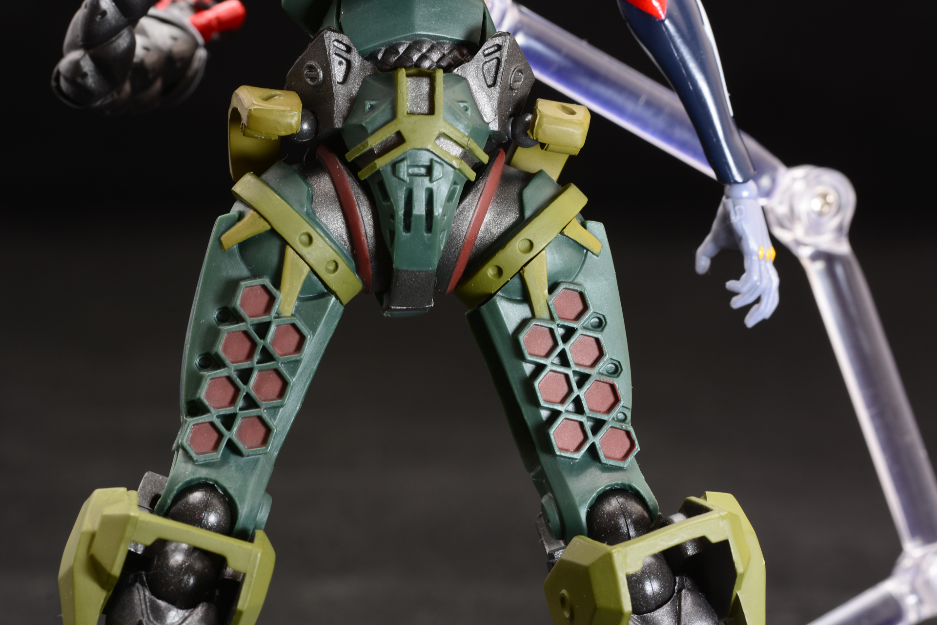 腿の裏も六角形の衣装がある