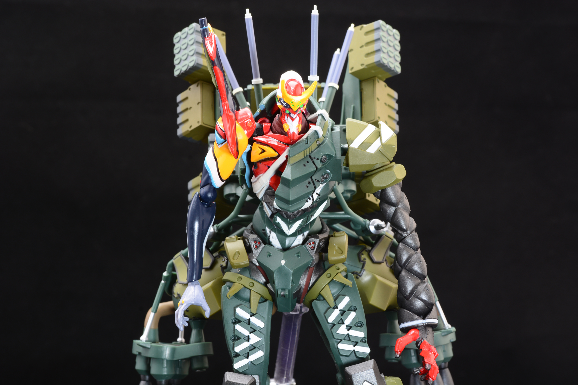 装備することでシルエットが大きく変わる。情報量はさらに過密になり、原子炉が見えなくなる