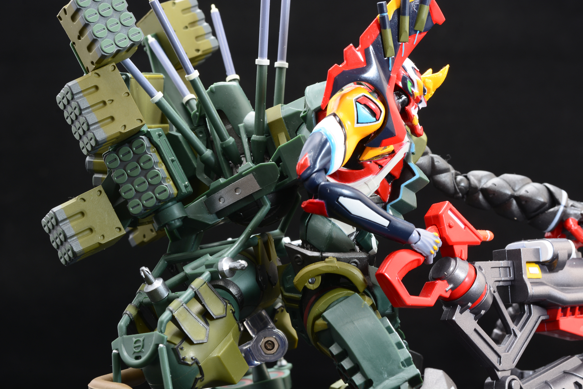 装備することでシルエットが大きく変わる。情報量はさらに過密になり、原子炉が見えなくなる