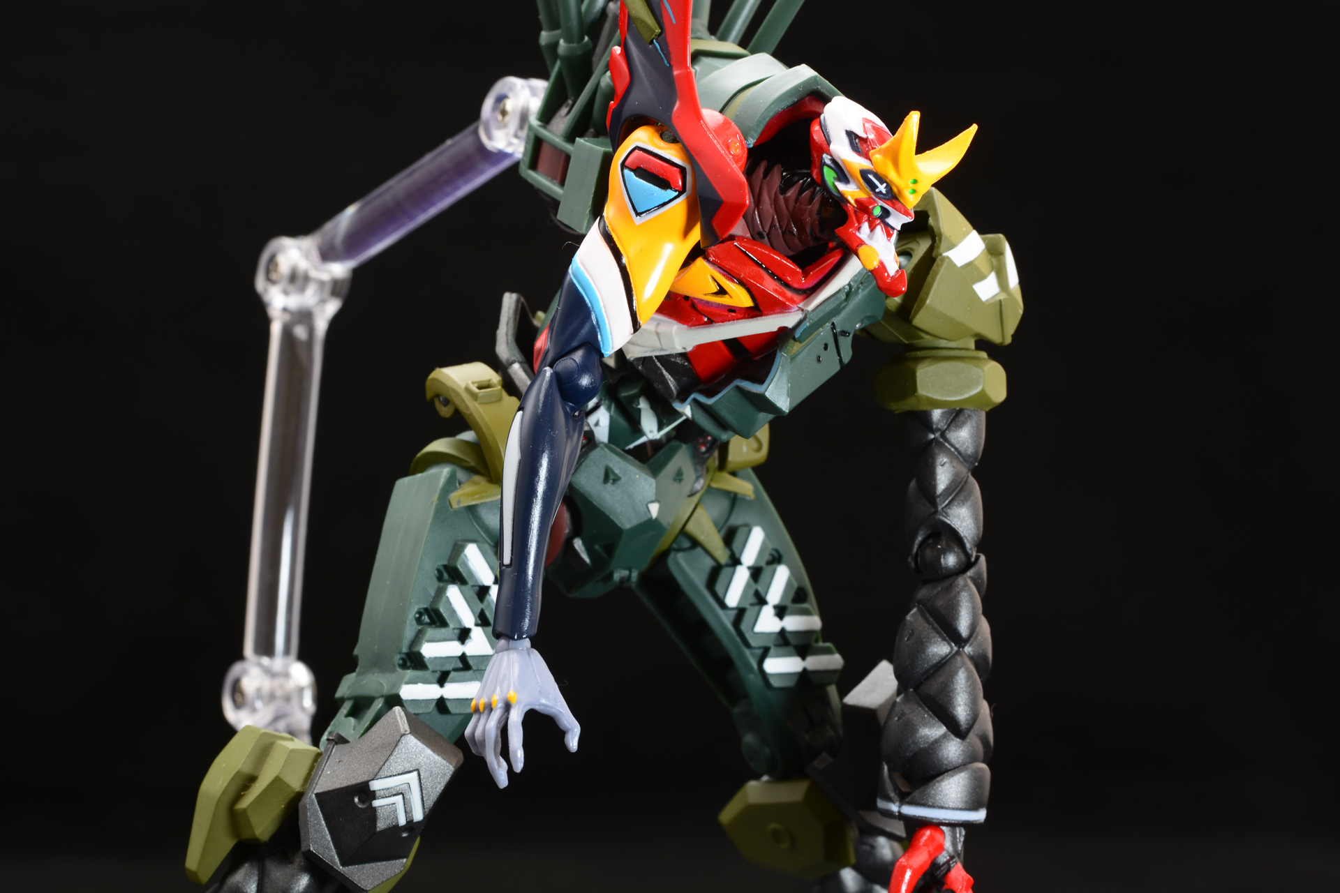 劇中ではどんなポーズを取るのだろうか