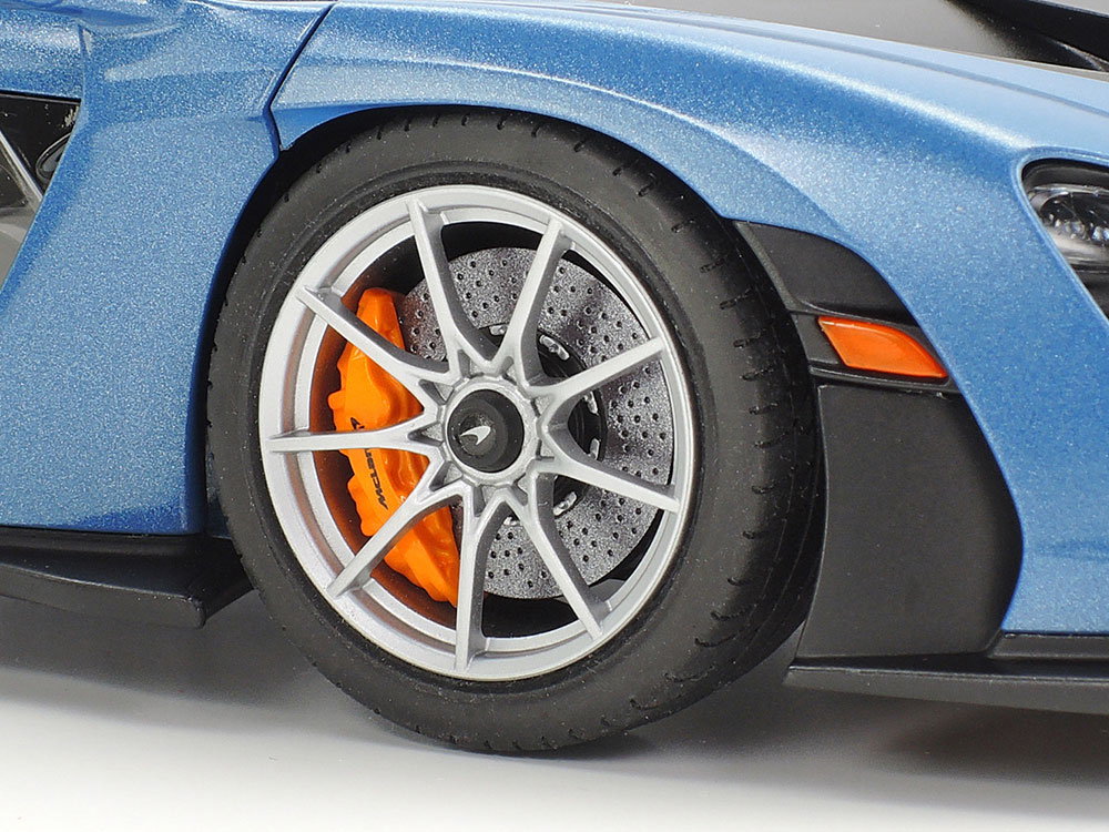 ブレーキディスクとキャリパーを別部品化することで、塗装がしやすくなっている