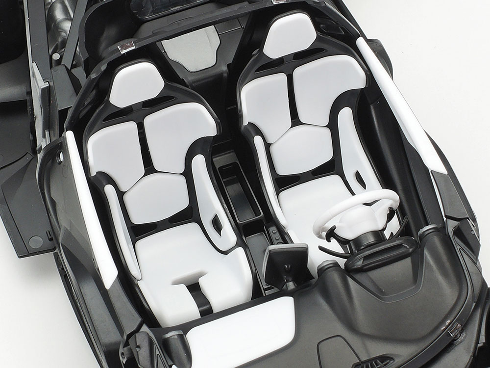 シートとパッドを別部品化。色調を変えた仕上げも手軽に行なえる