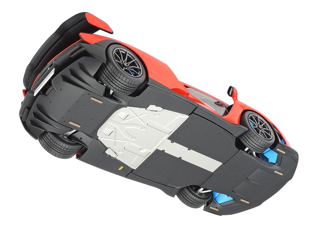 アンダーパネルでおおわれたフラットな車体下面。二重構造のリヤディフューザーも迫力がある