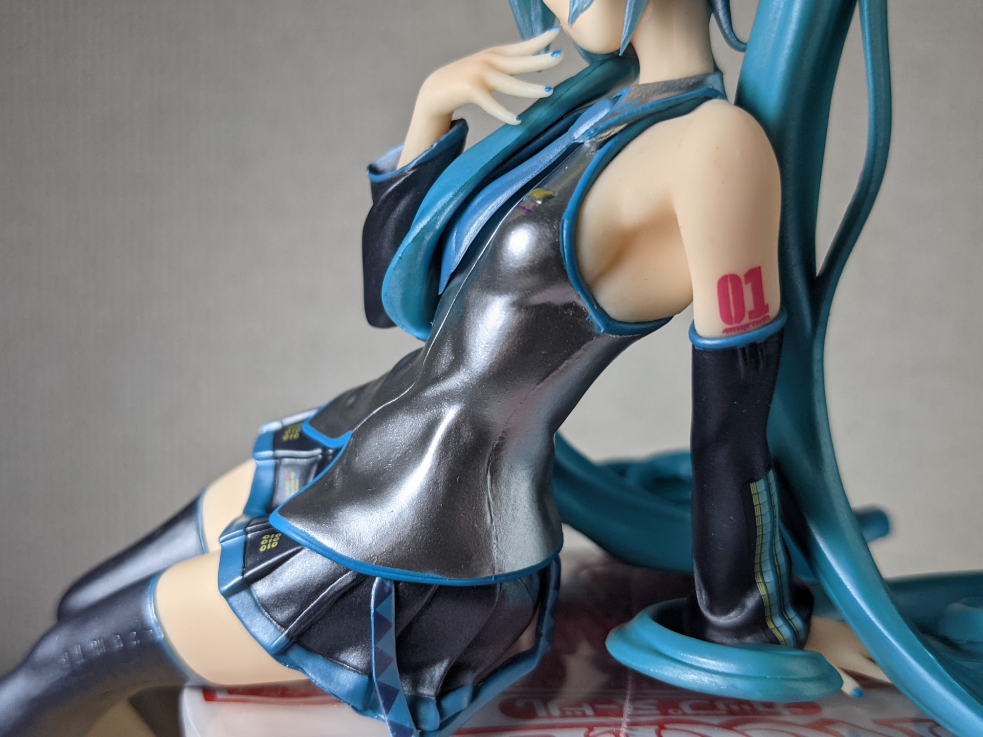 肩周りの造形はことさら素晴らしく、フェティシズムをくすぐられる仕上がり。トレードマークの「01」マークも鮮やかなピンク色で再現