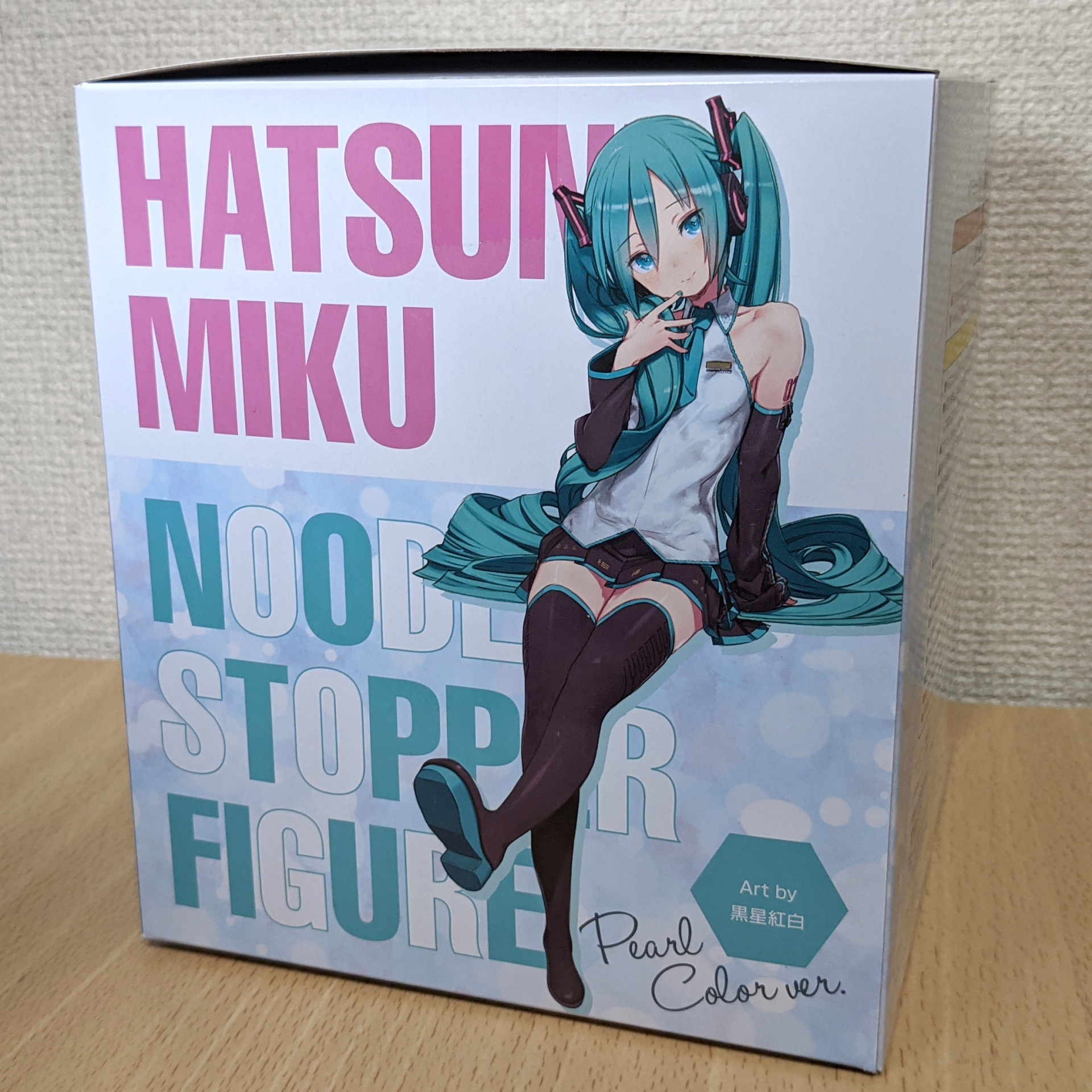 パッケージはフィギュアの写真と黒星紅白氏の元絵が飾る。サイン風のPearl Color Ver.の文字がかわいい