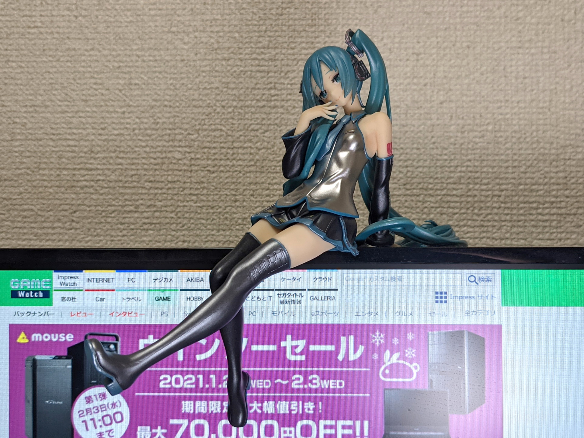 やや不安定だがモニターの上にも引っ掛けるような形で置ける。下から眺めるミクさんもステキです