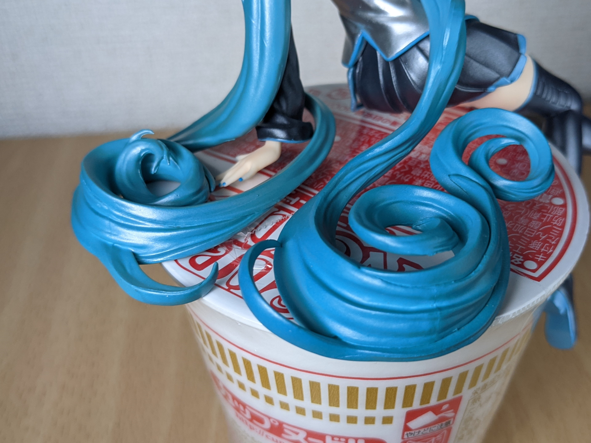 ツインテールは左右でグルグルと巻き、重しとバランサーの役割を果たす